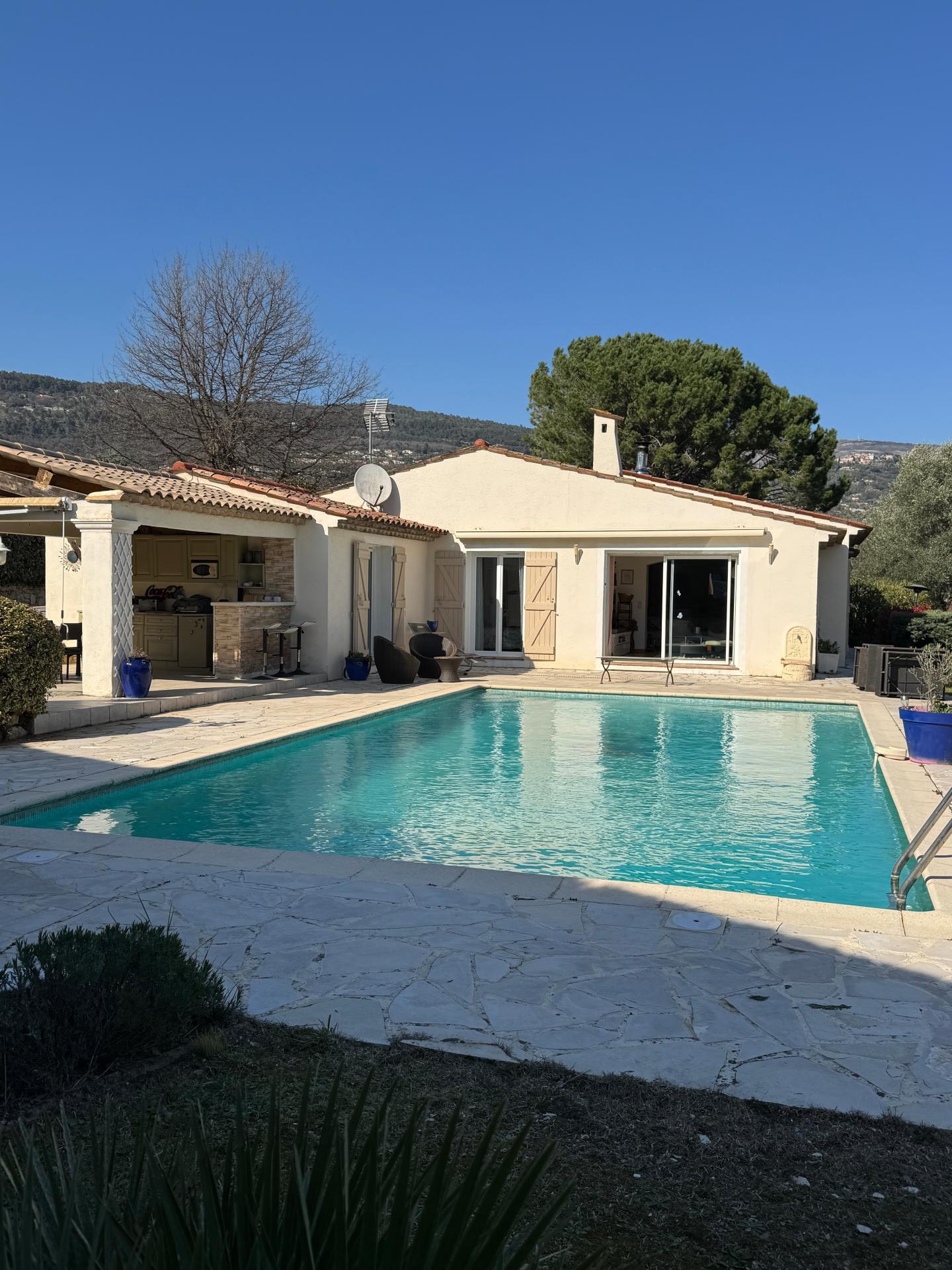 Photo 2 of the listing.