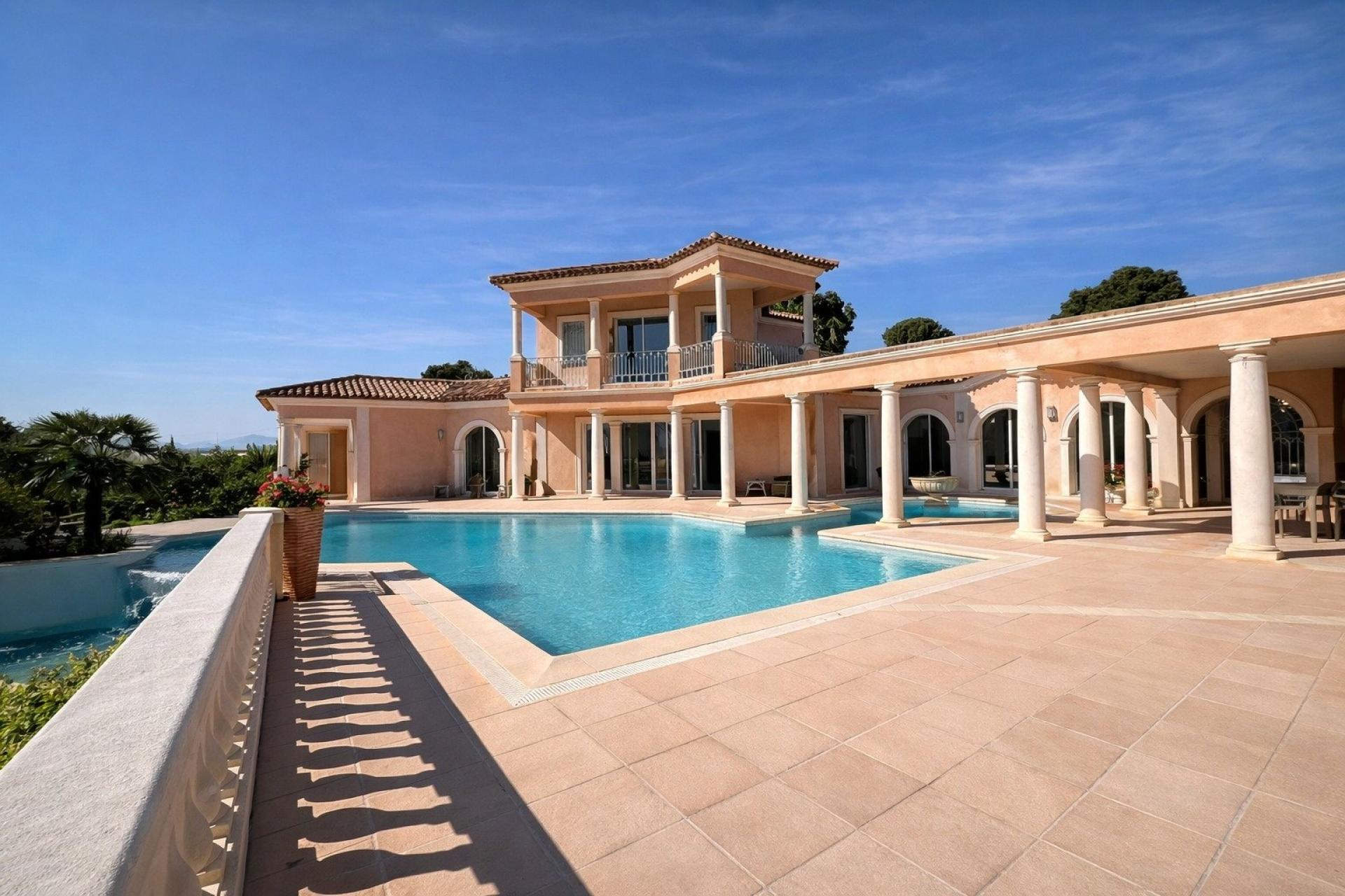 Photo 2 of the listing.