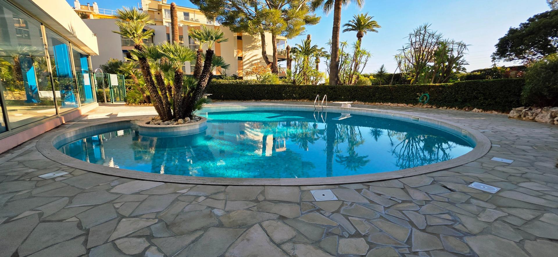 Photo 2 of the listing.