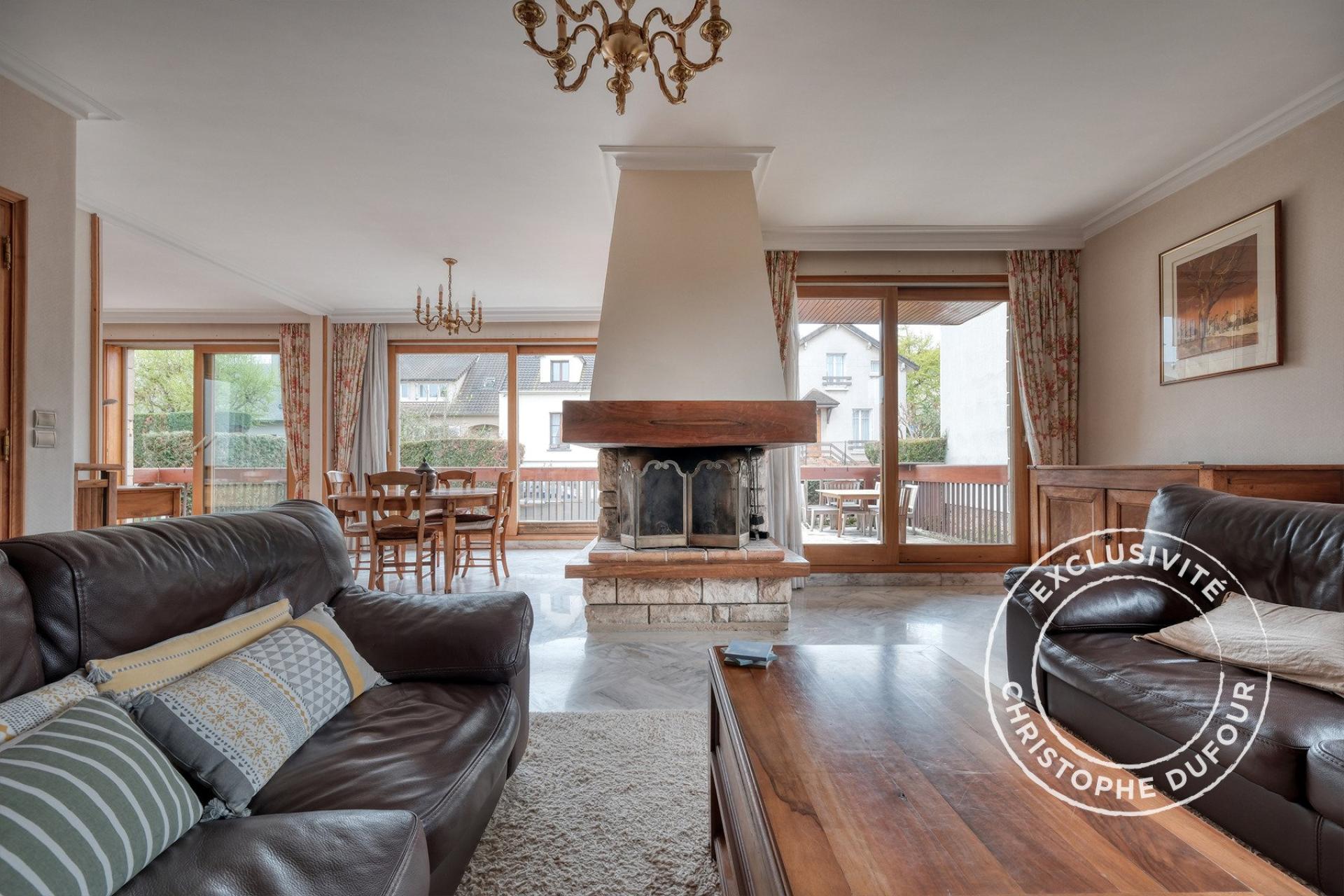 Photo 2 of the listing.