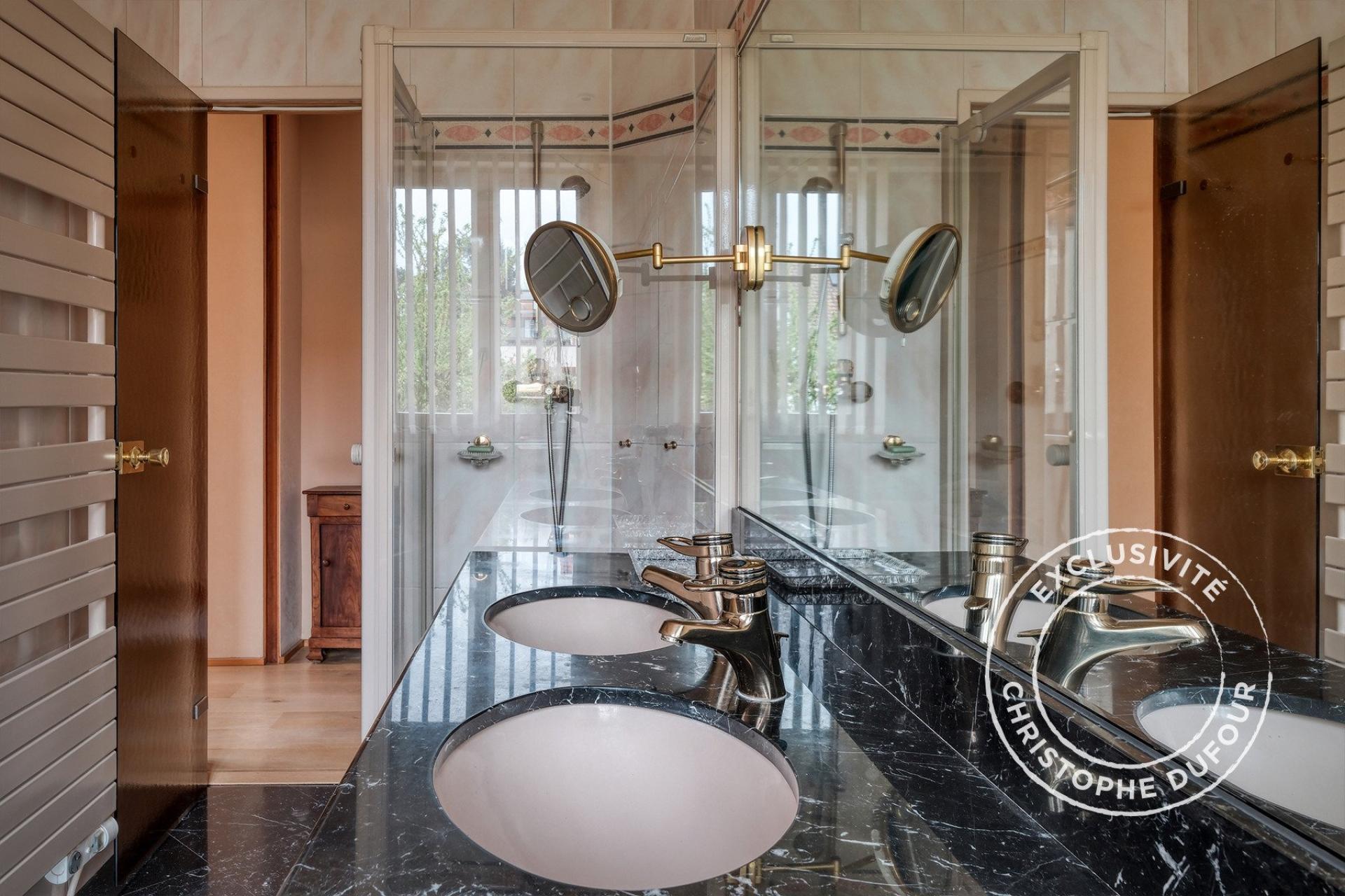 Photo 6 of the listing.