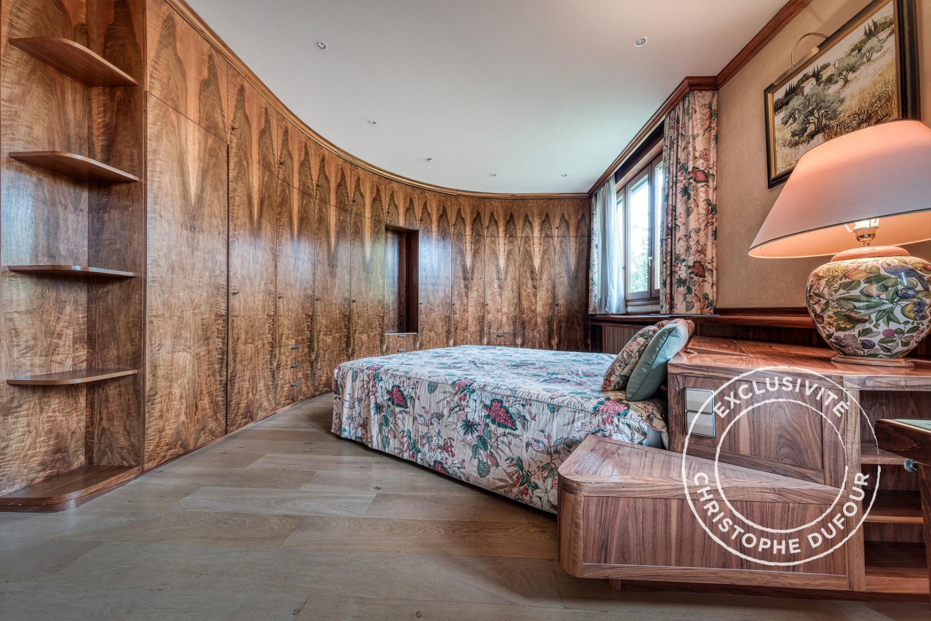 Photo 5 of the listing.