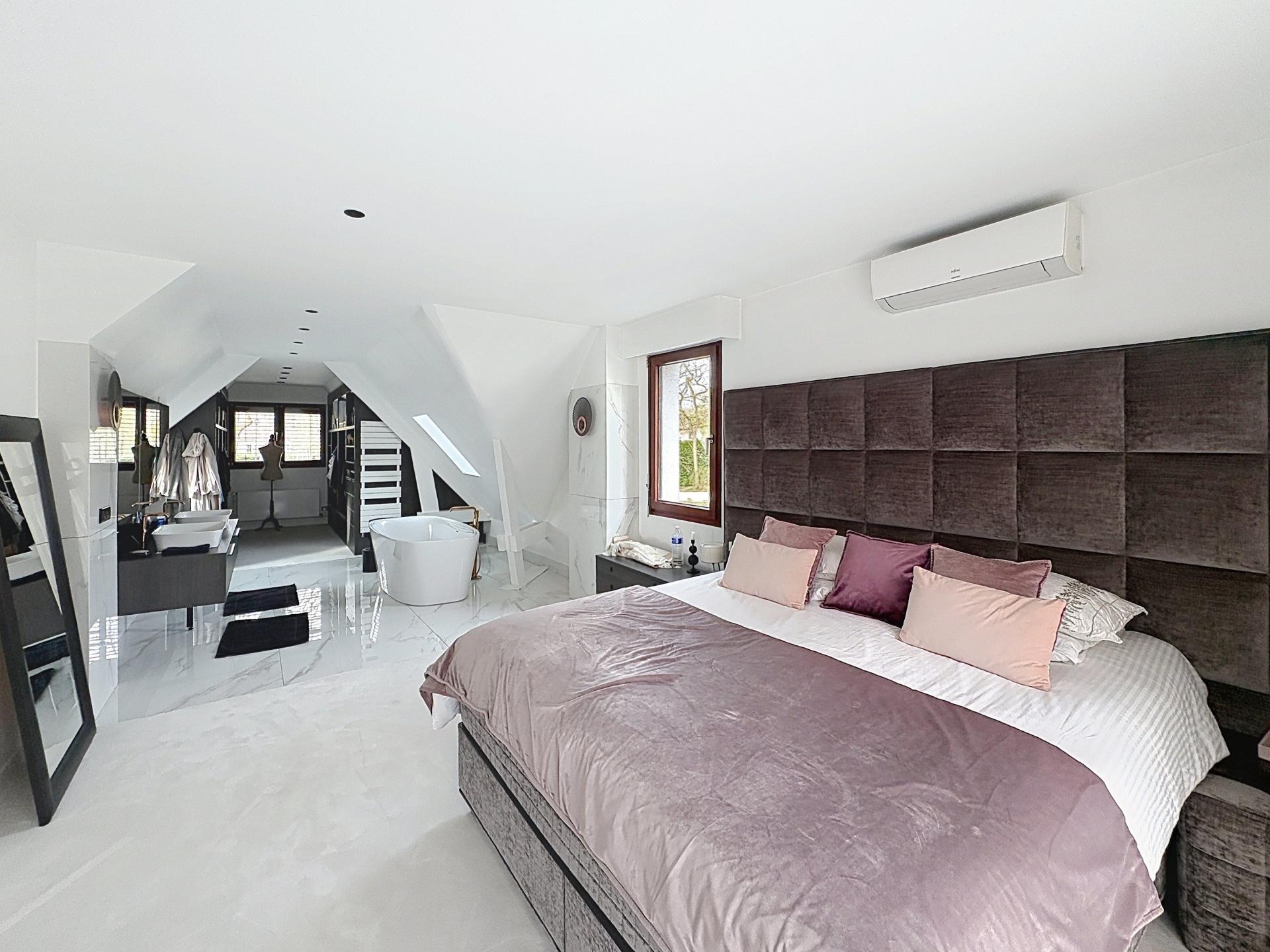 Photo 14 of the listing.