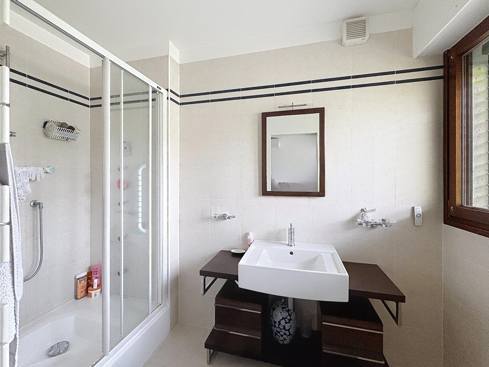 Photo 11 of the listing.