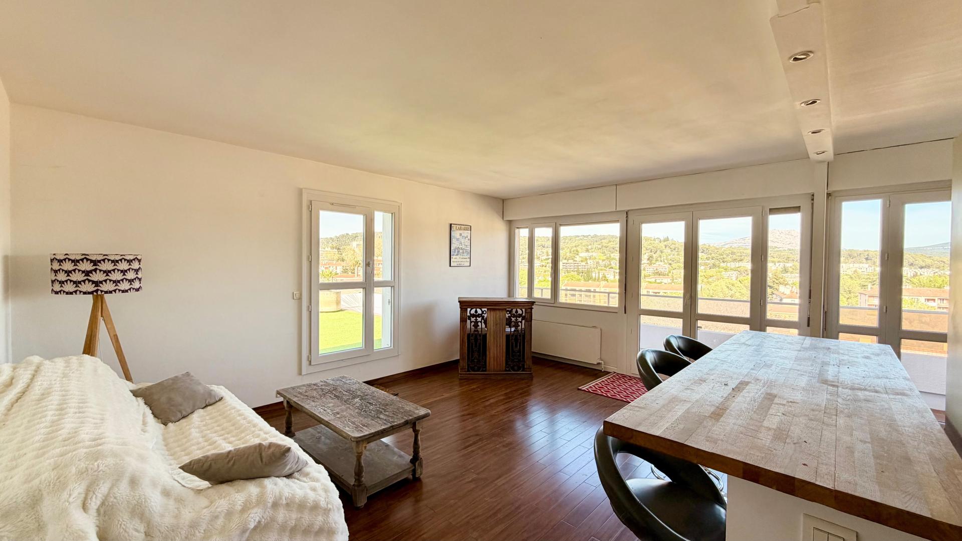 Photo 4 of the listing.