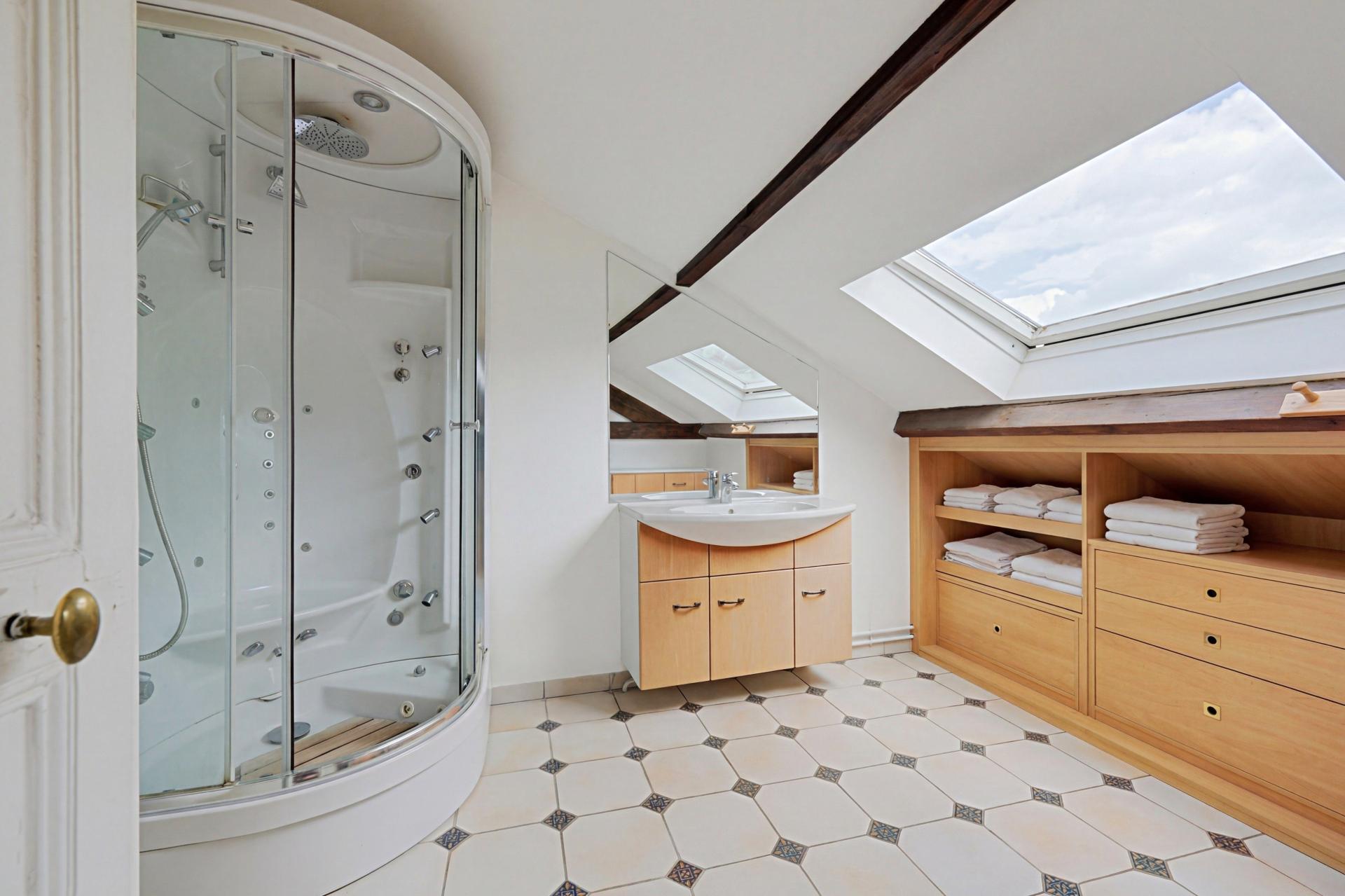 Photo 9 of the listing.