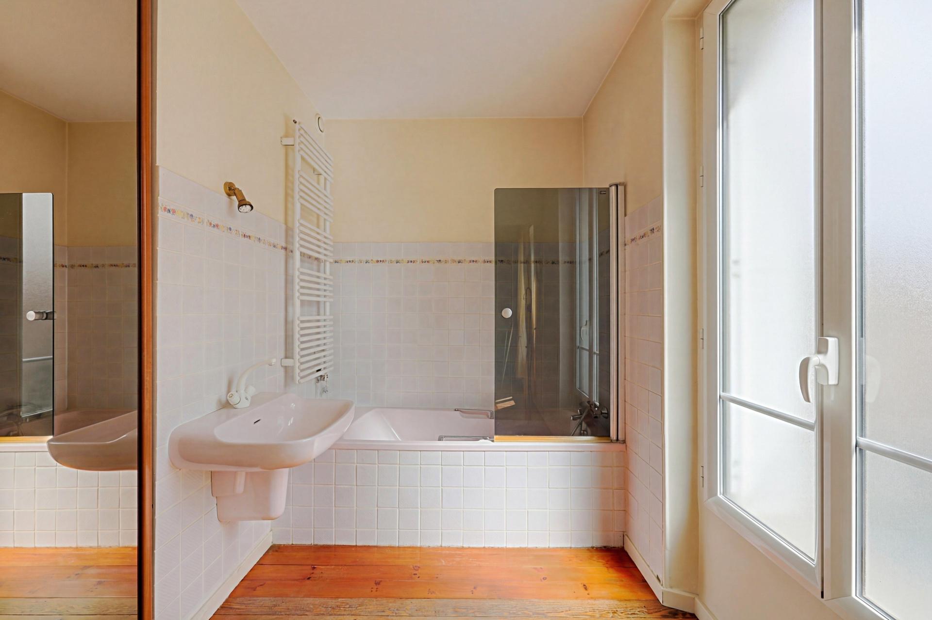 Photo 14 of the listing.