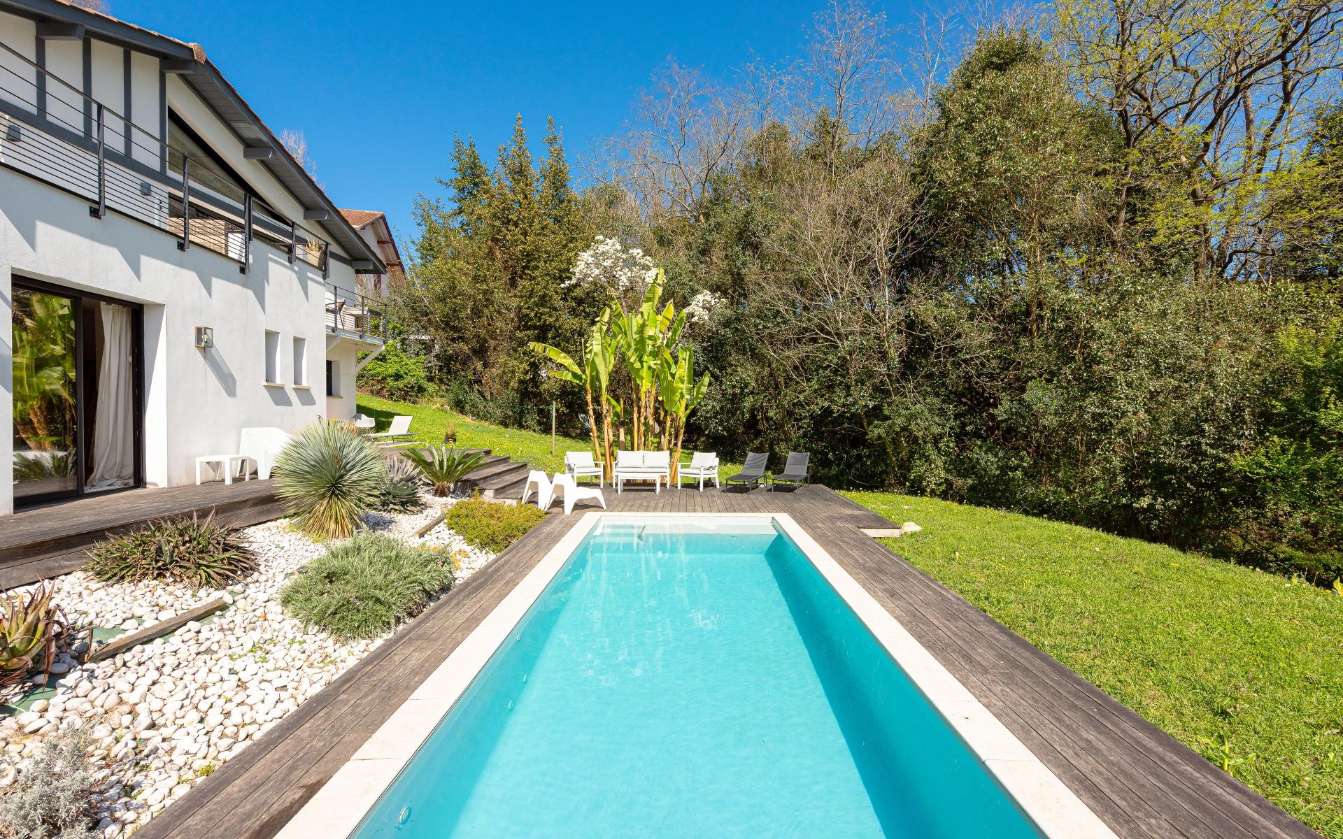 Photo 6 of the listing.