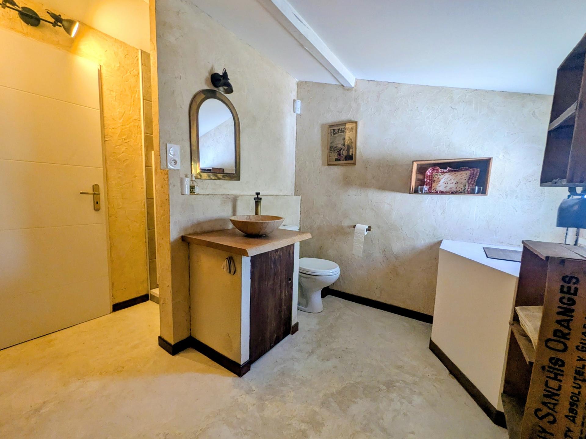 Photo 14 of the listing.