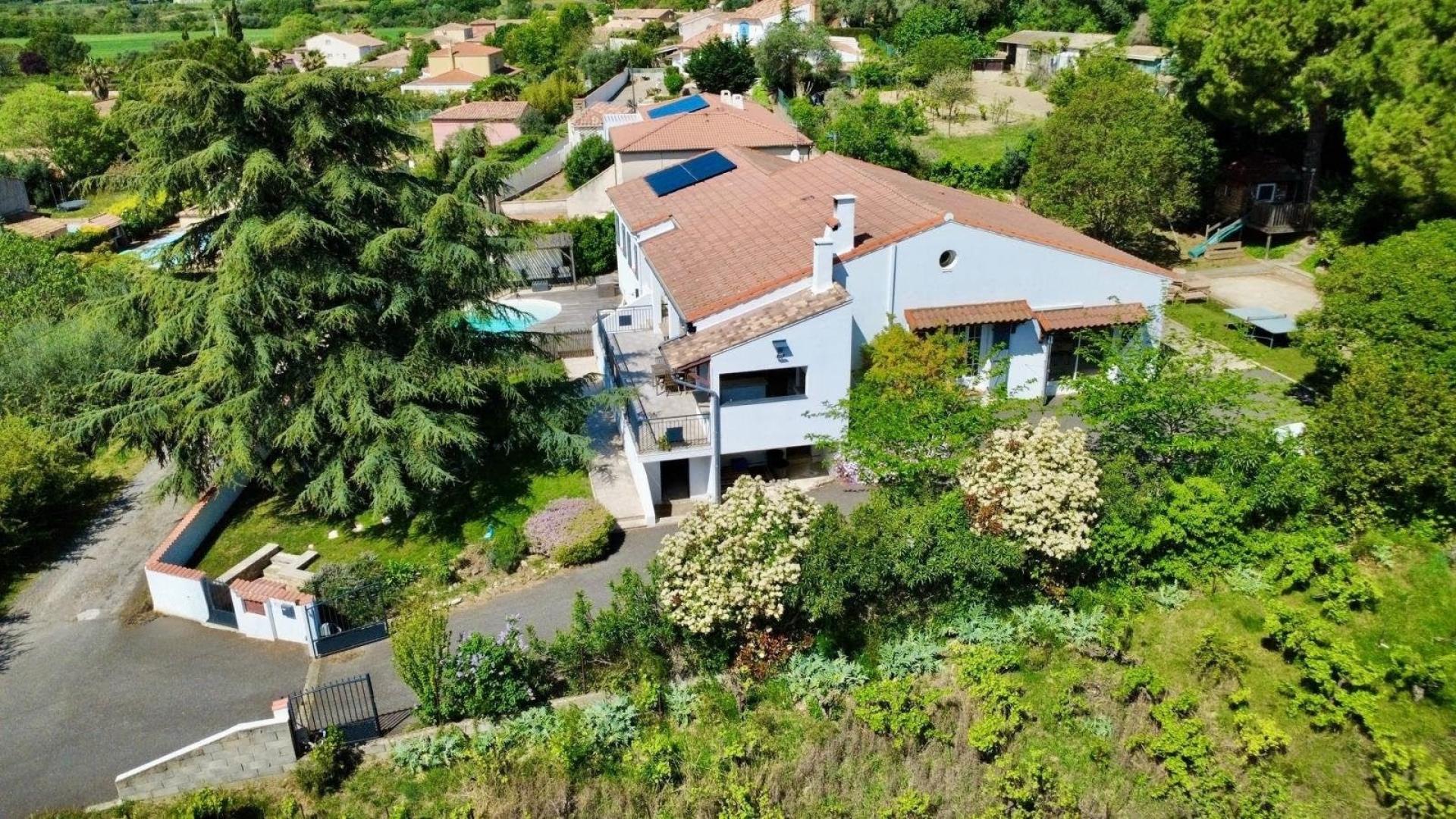 Photo 2 of the listing.