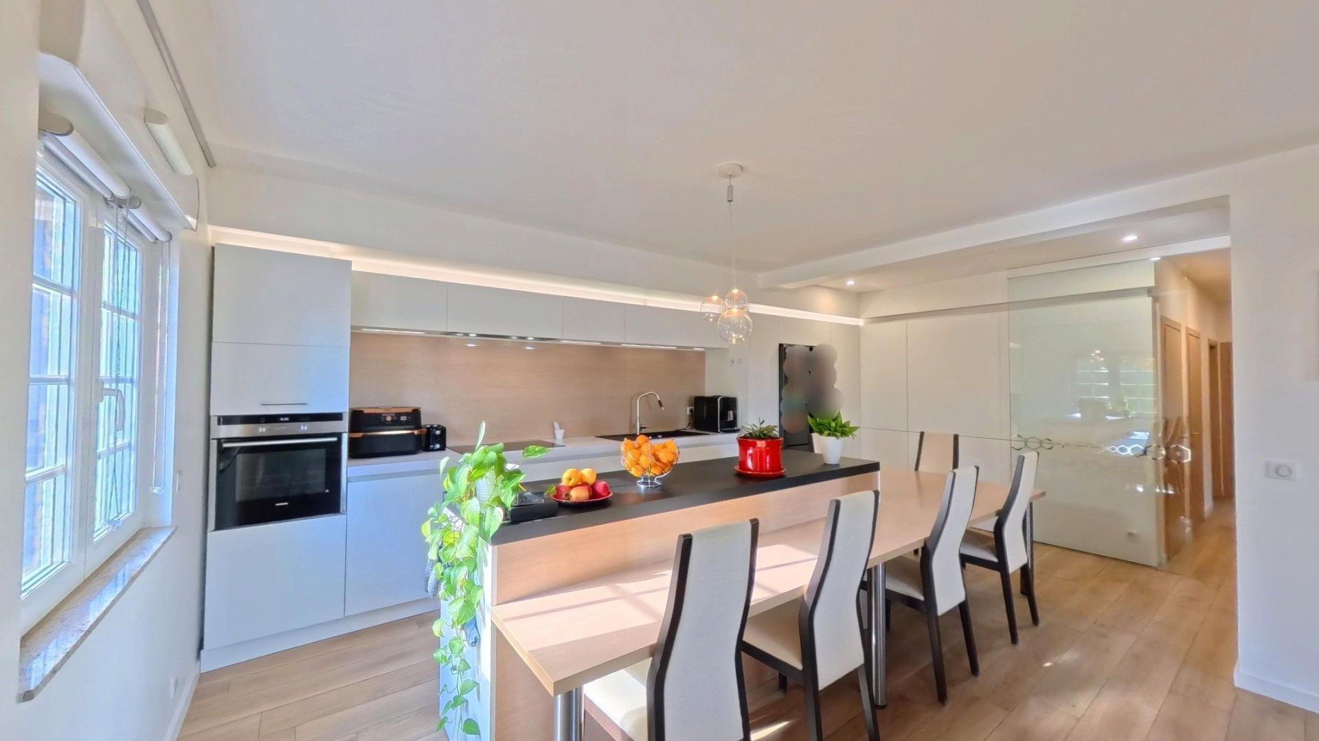 Photo 2 of the listing.