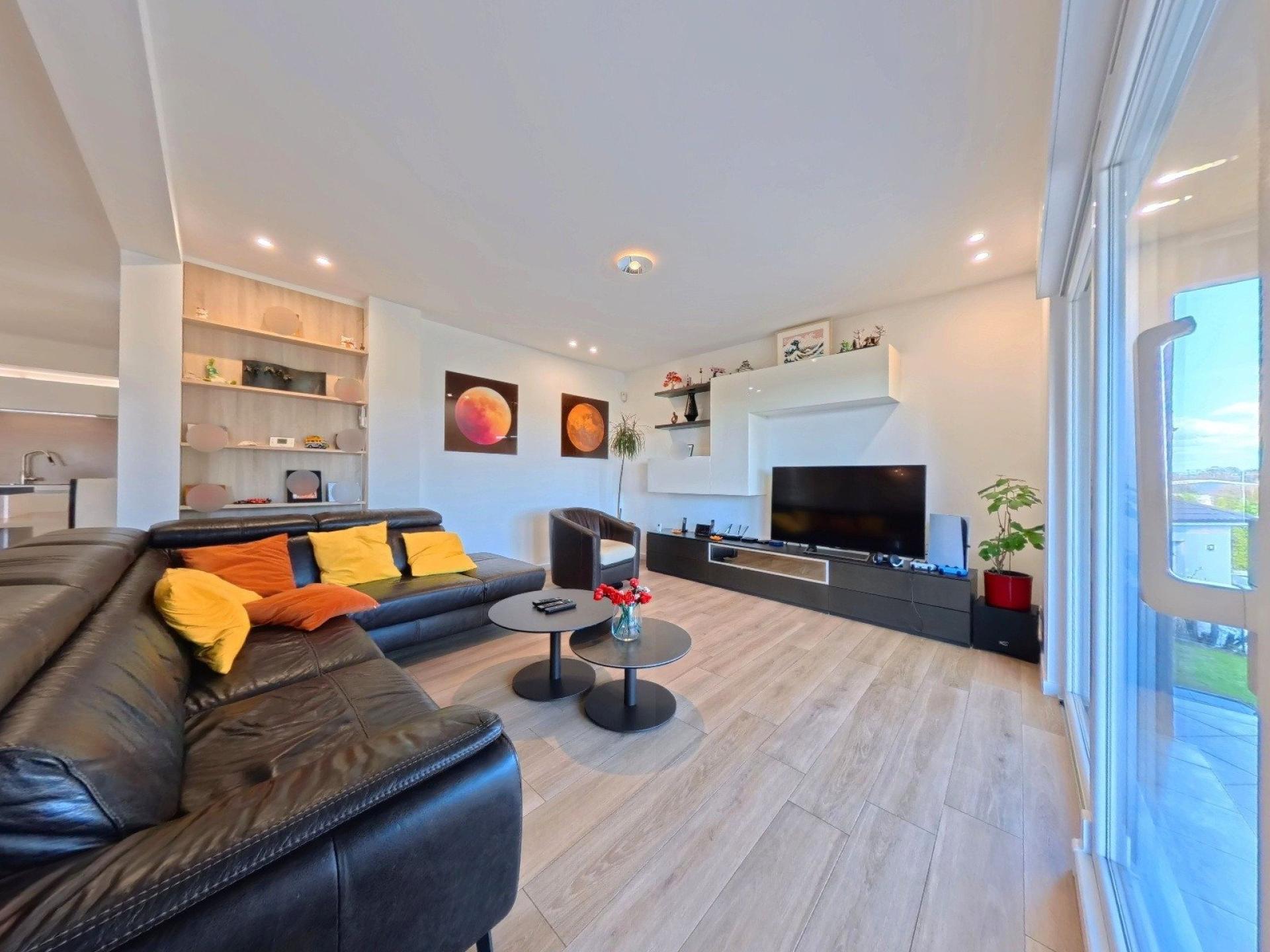 Photo 7 of the listing.