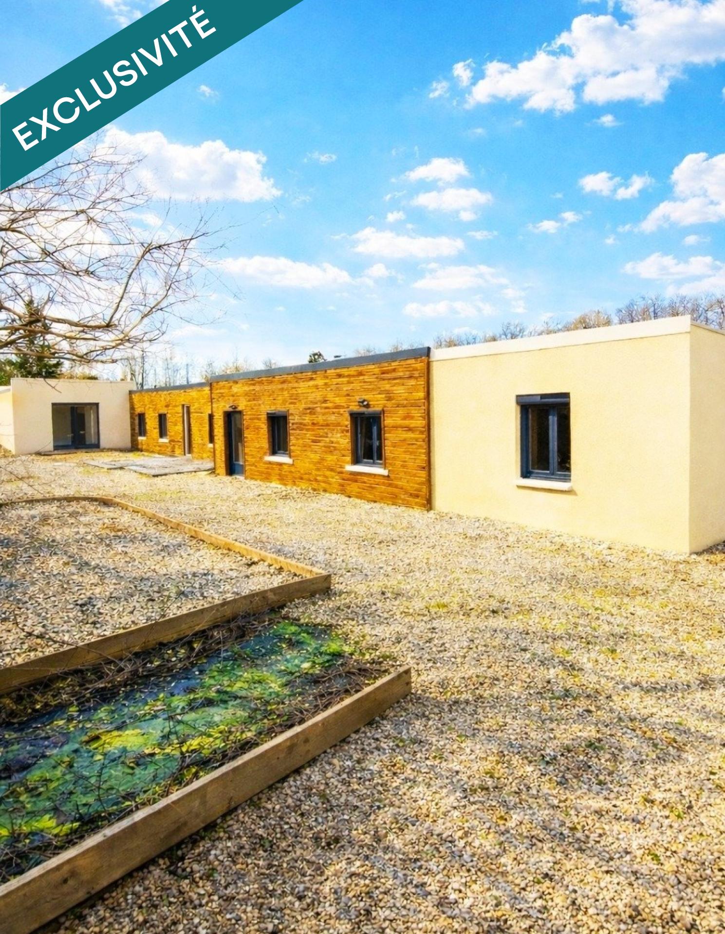 Maison de plain-pied de 143 m², idéale pour une famille, offrant 4 chambres dont une suite parentale, sur un terrain clos de 1 775 m² à Vendœuvres. Fonctionnelle, lumineuse et quasiment clé en main, elle réunit confort, espace et tranquillité.