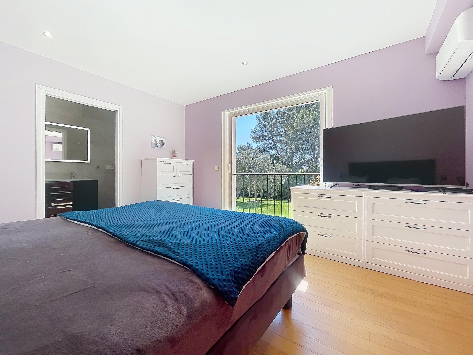 Photo 6 of the listing.