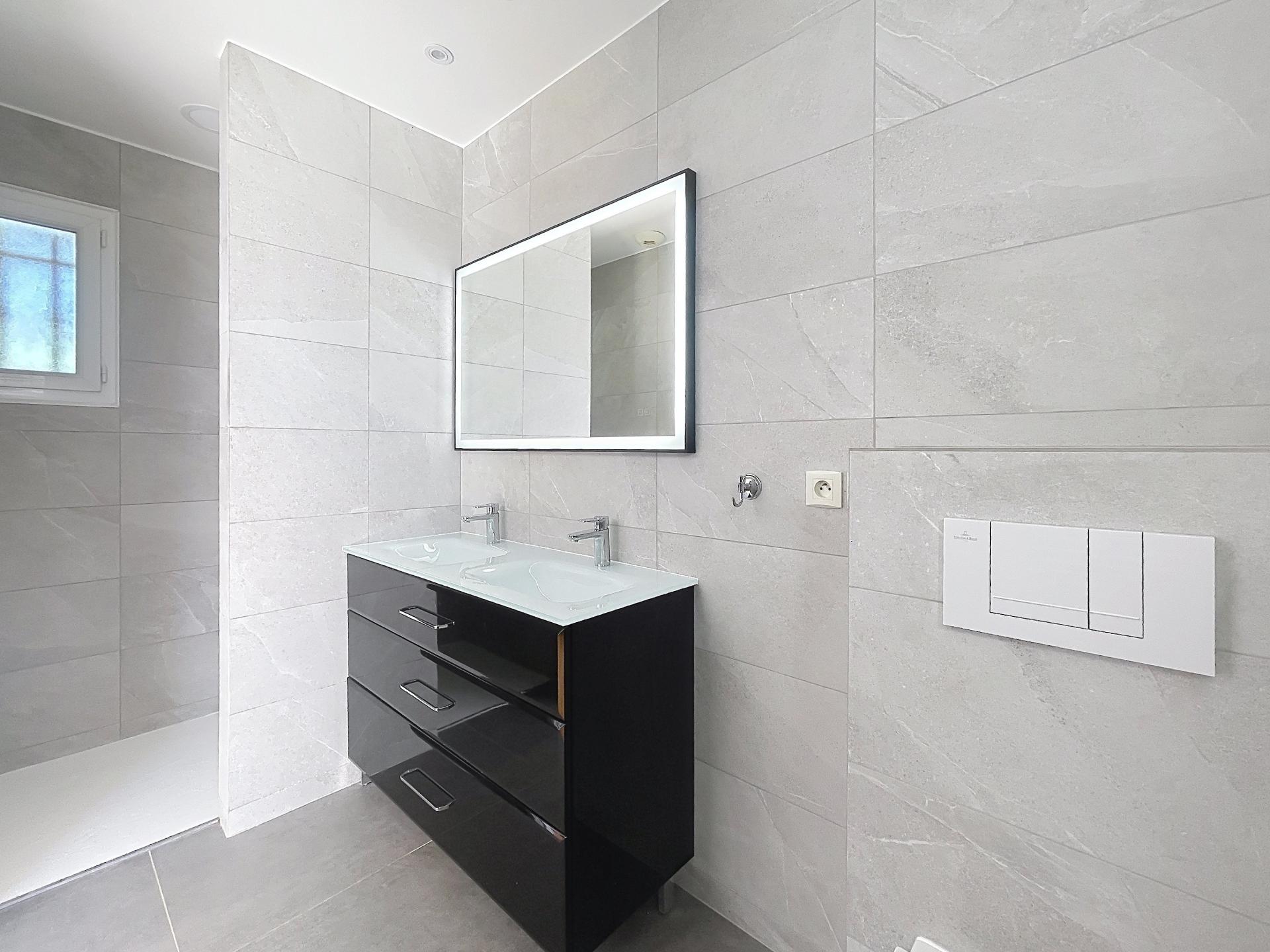 Photo 7 of the listing.