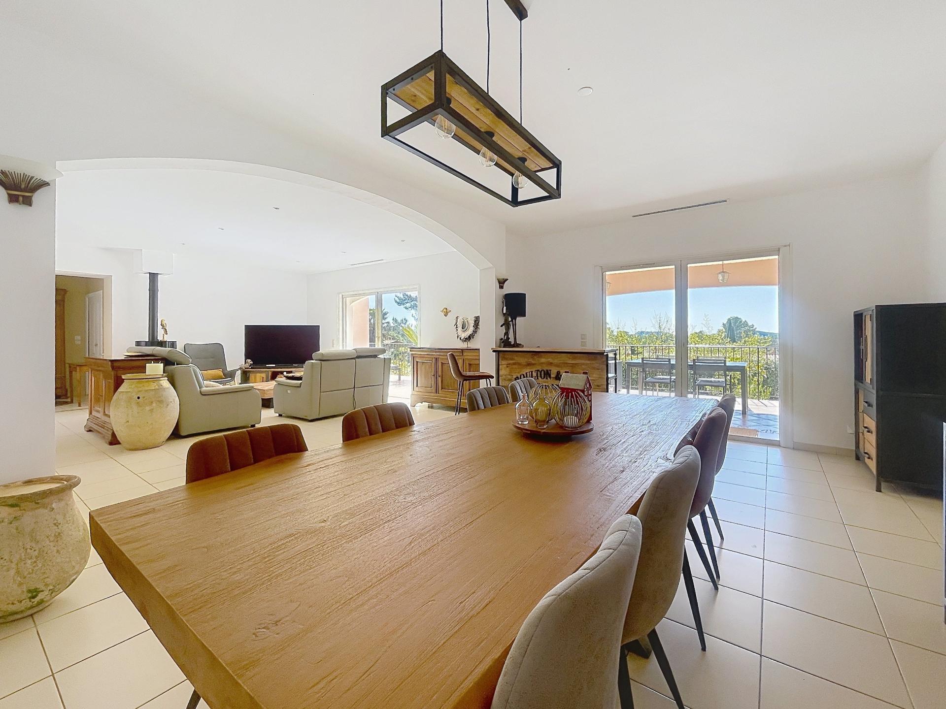 Photo 3 of the listing.