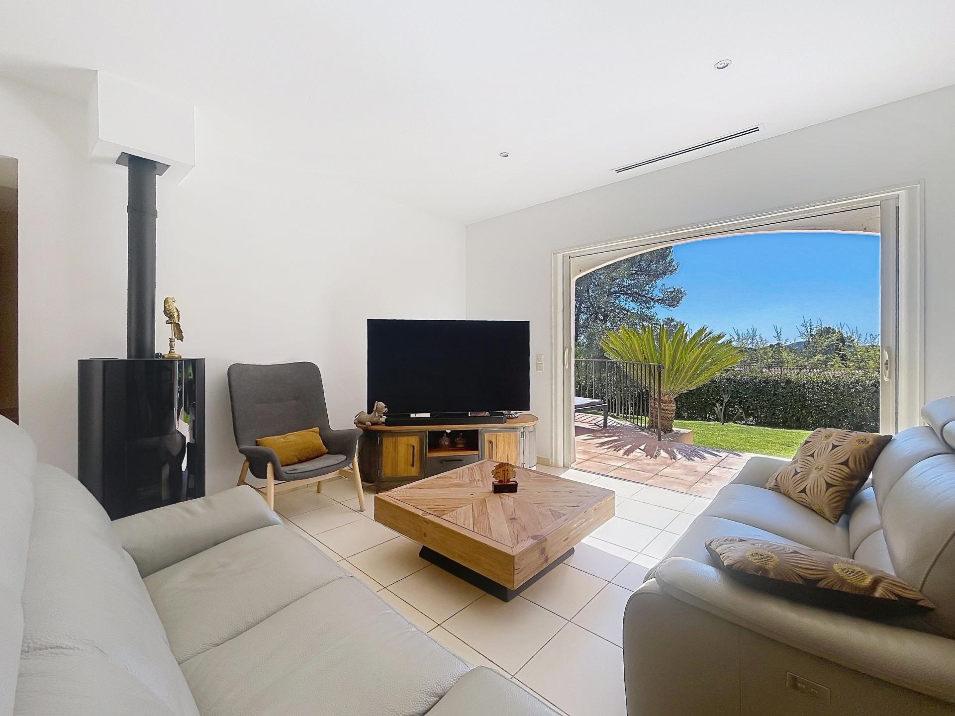 Photo 4 of the listing.