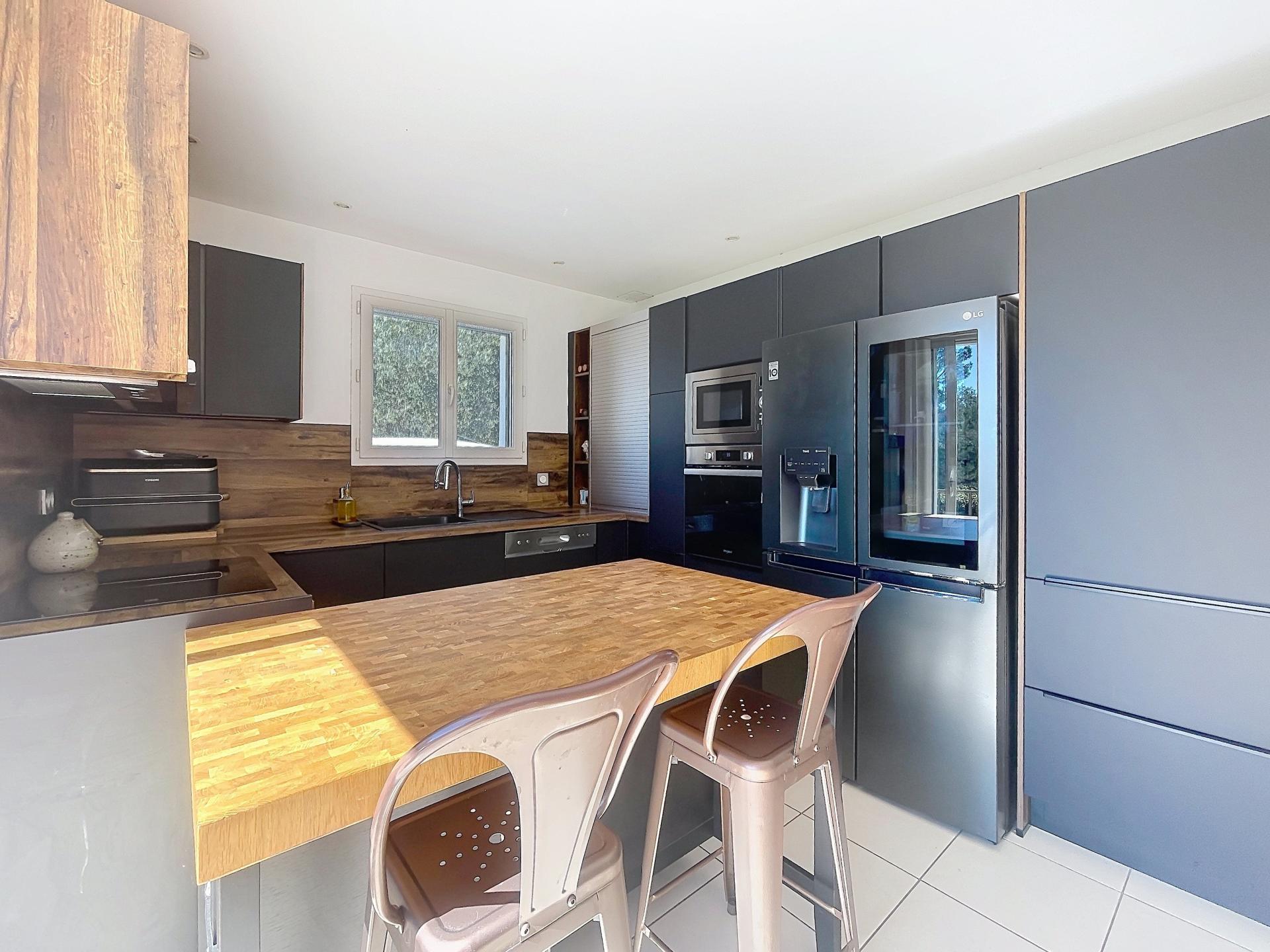 Photo 5 of the listing.