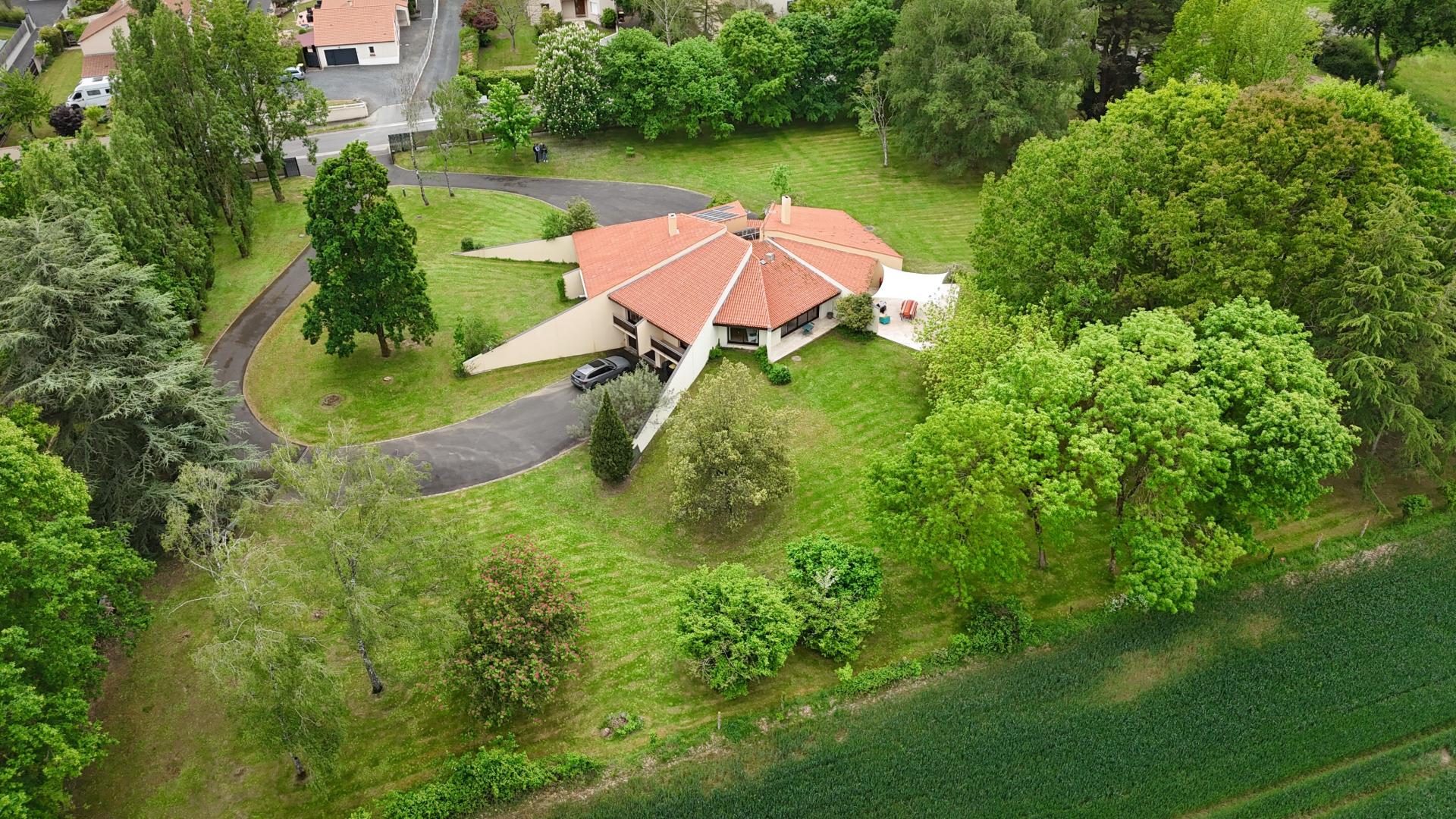 Photo 2 of the listing.