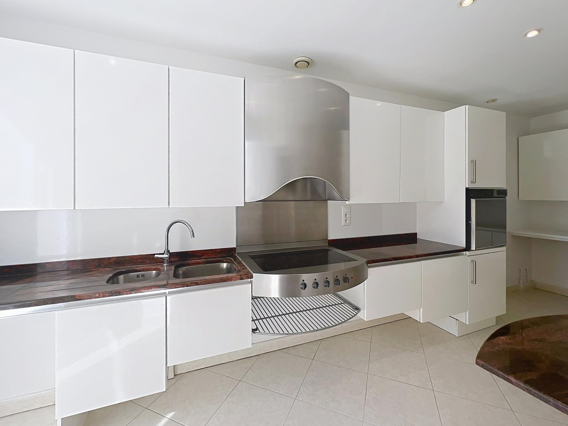 Photo 5 of the listing.