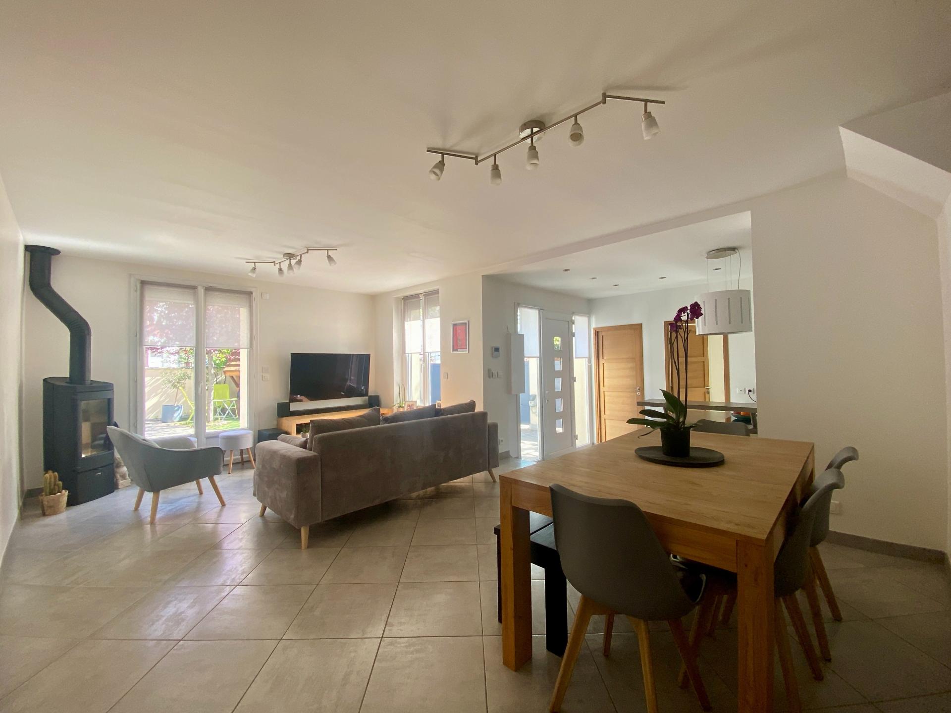 Photo 5 of the listing.