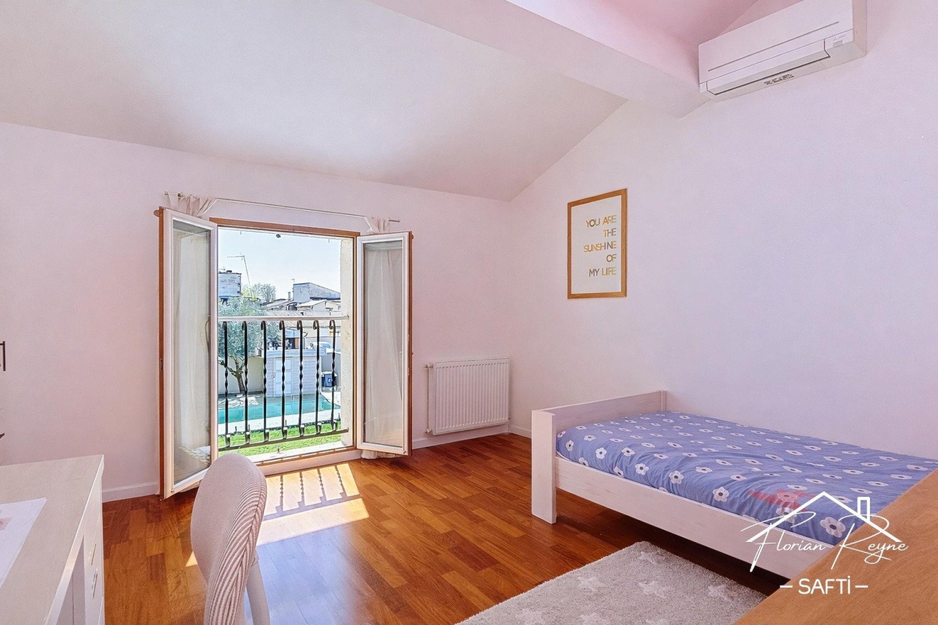 Photo 9 of the listing.