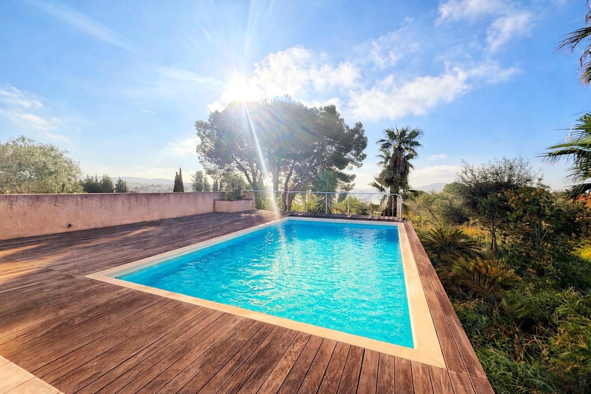 Photo 3 of the listing.