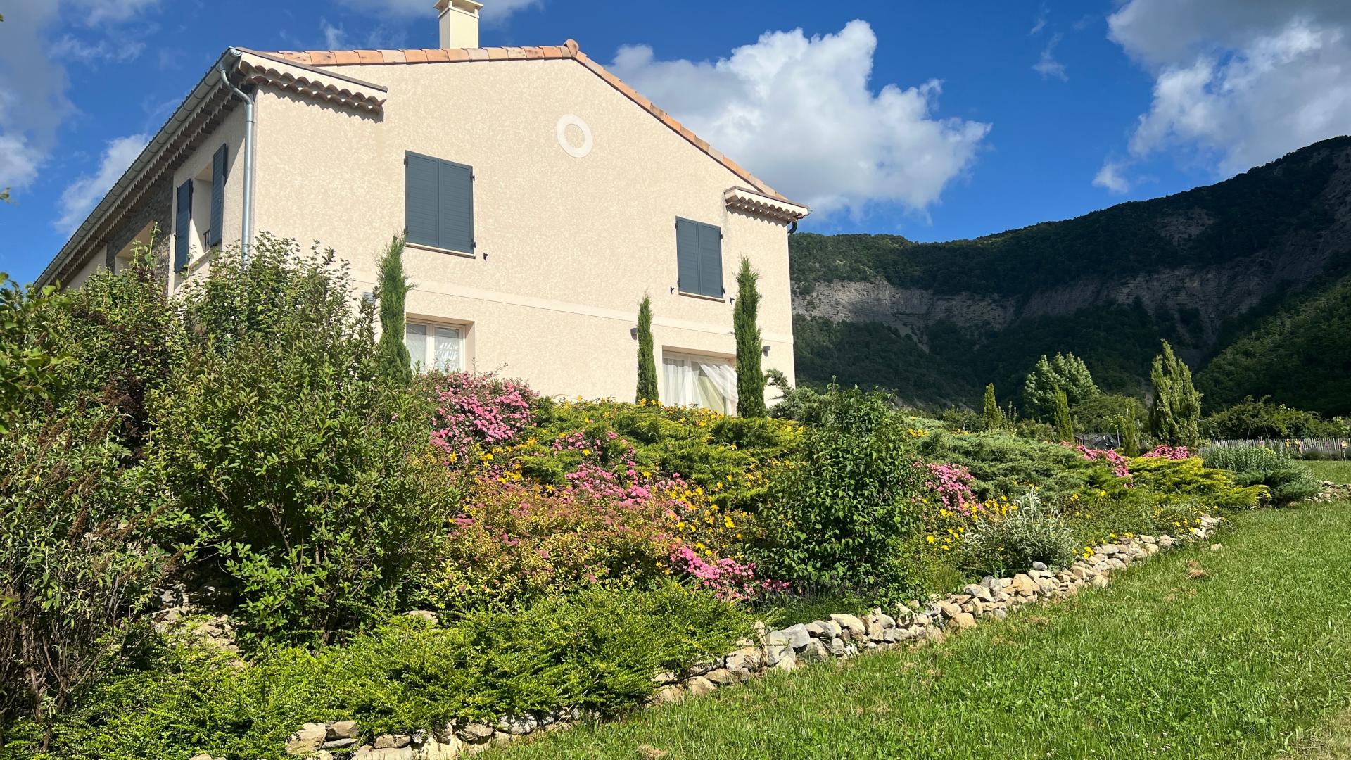 Photo 3 of the listing.