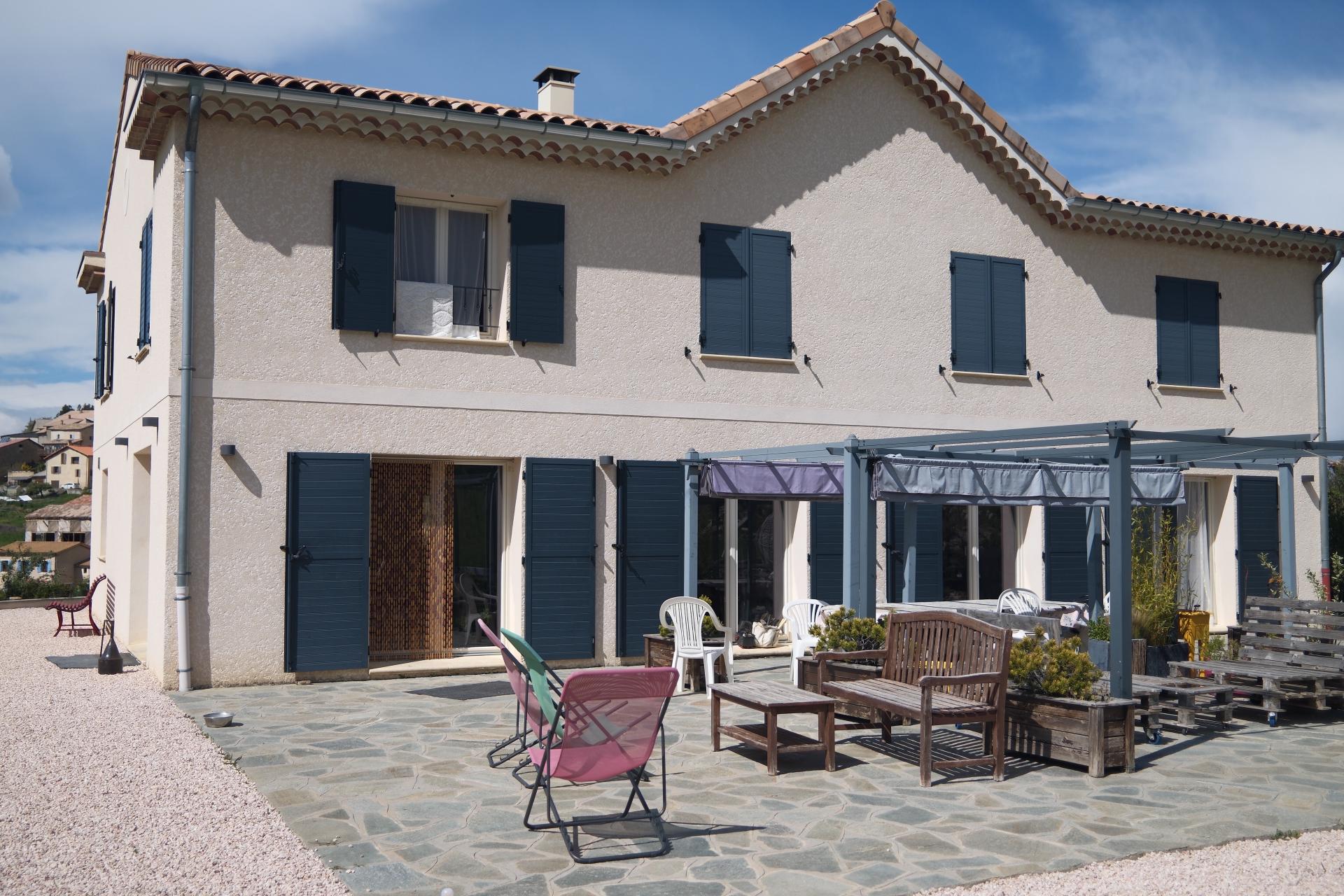 Photo 2 of the listing.