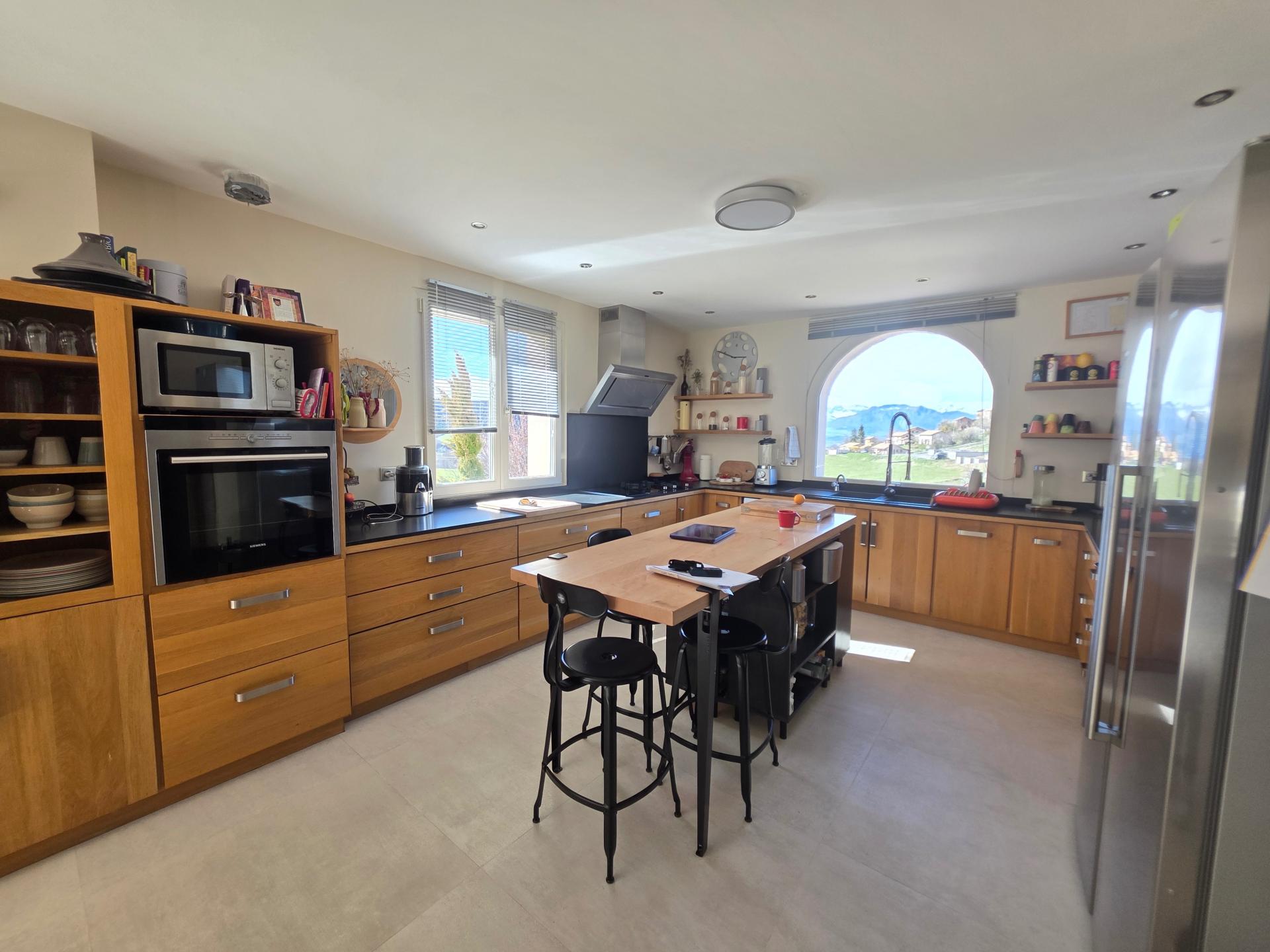 Photo 5 of the listing.