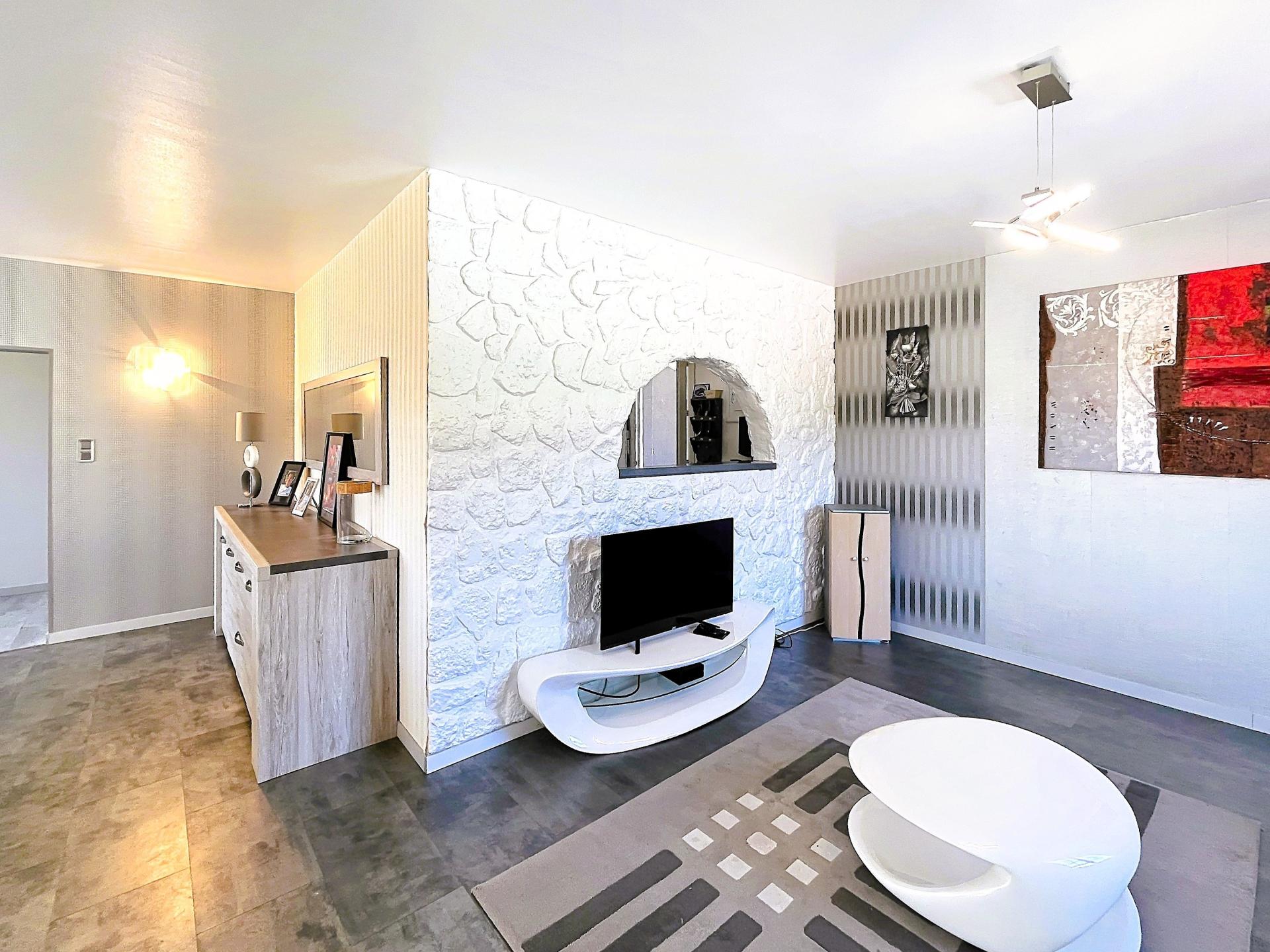 Photo 5 of the listing.