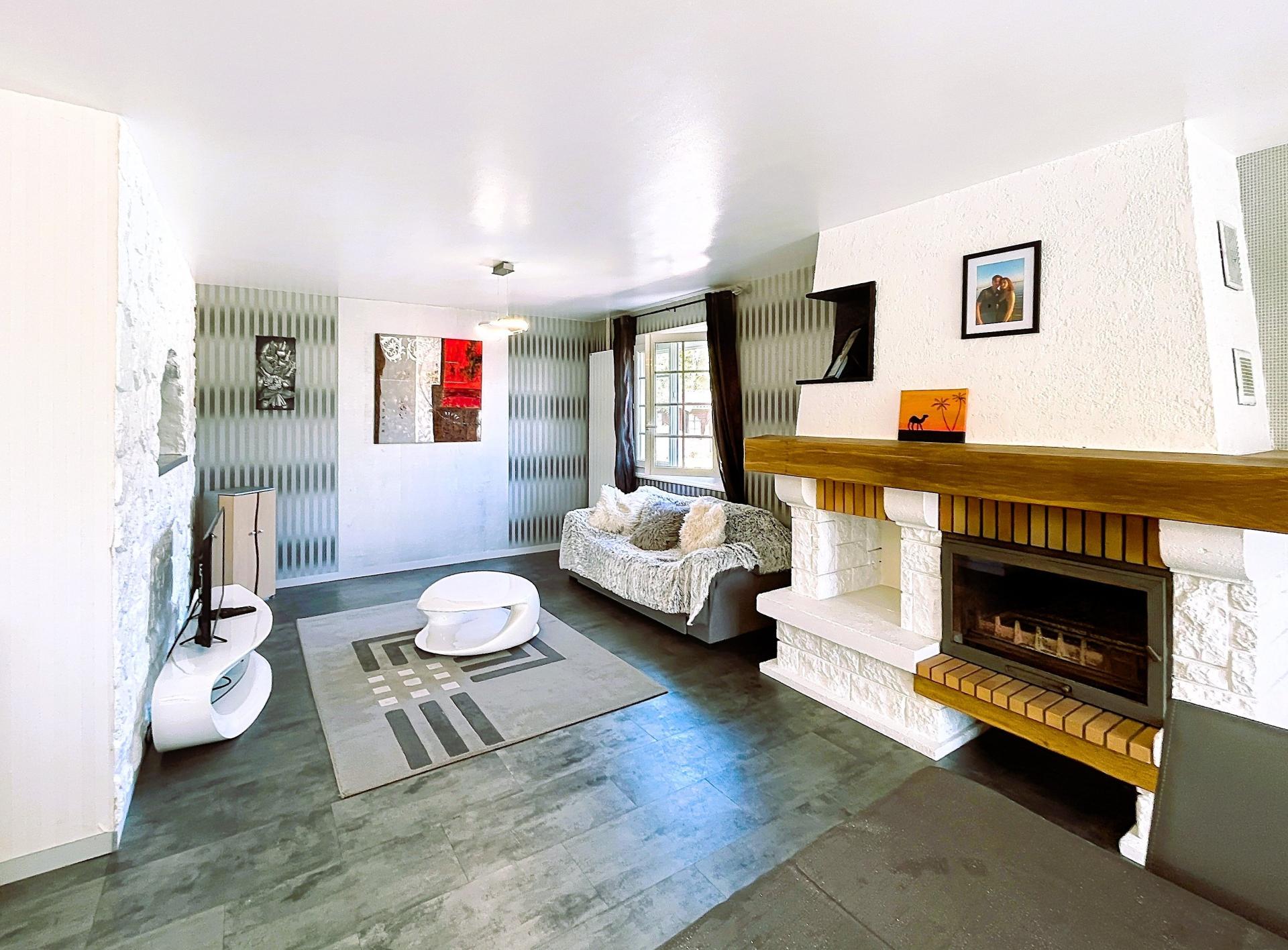 Photo 4 of the listing.