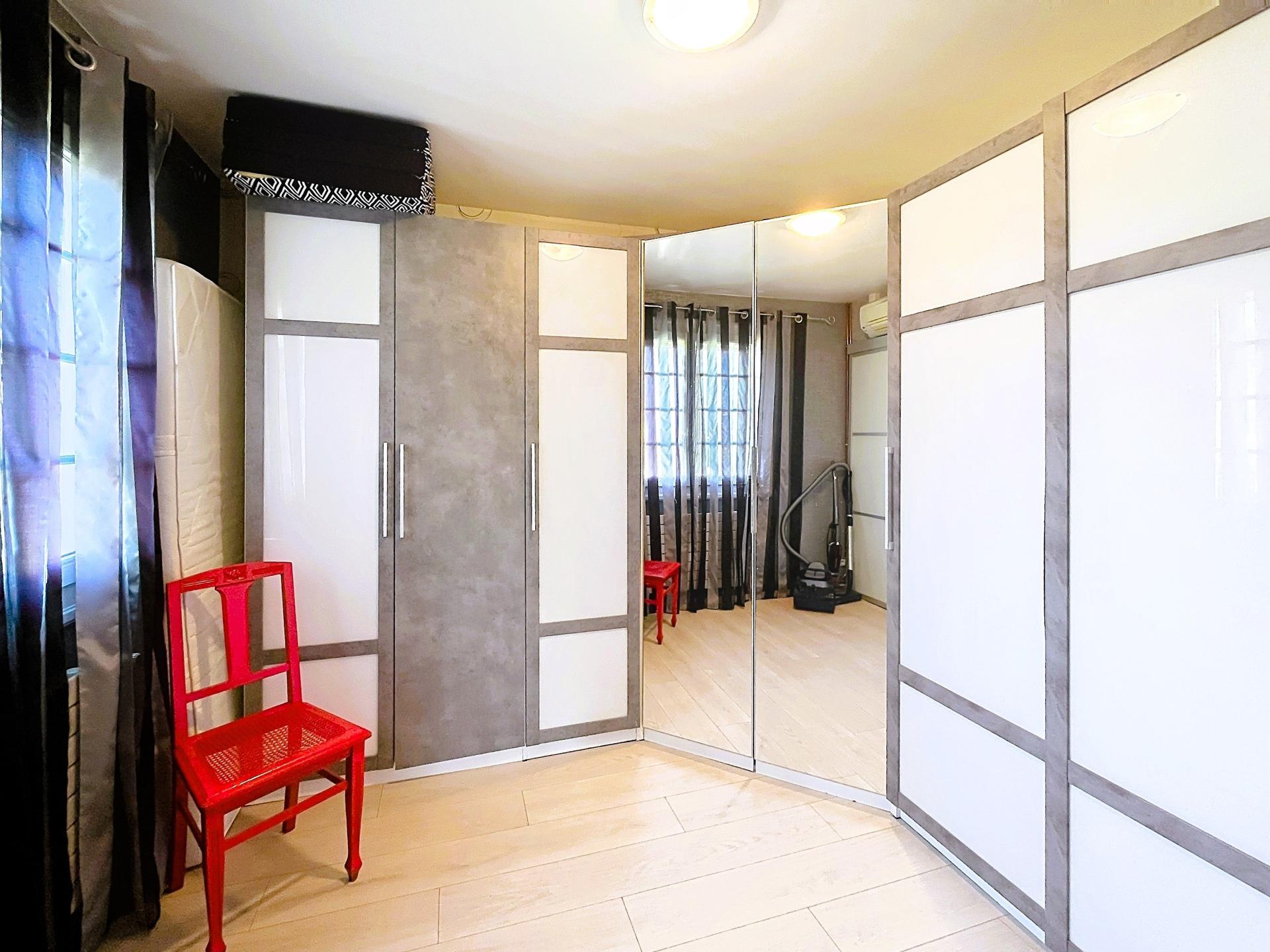 Photo 8 of the listing.