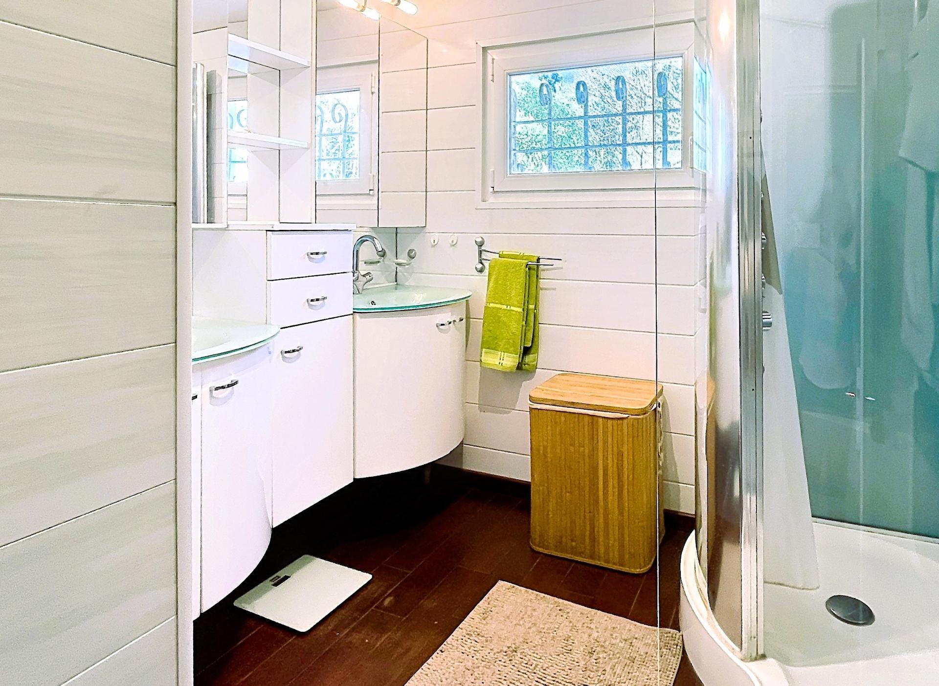 Photo 9 of the listing.