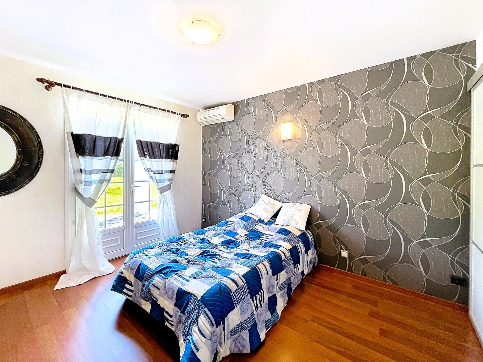 Photo 7 of the listing.