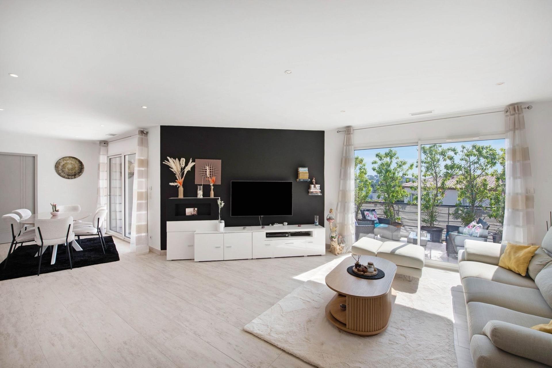 Photo 2 of the listing.