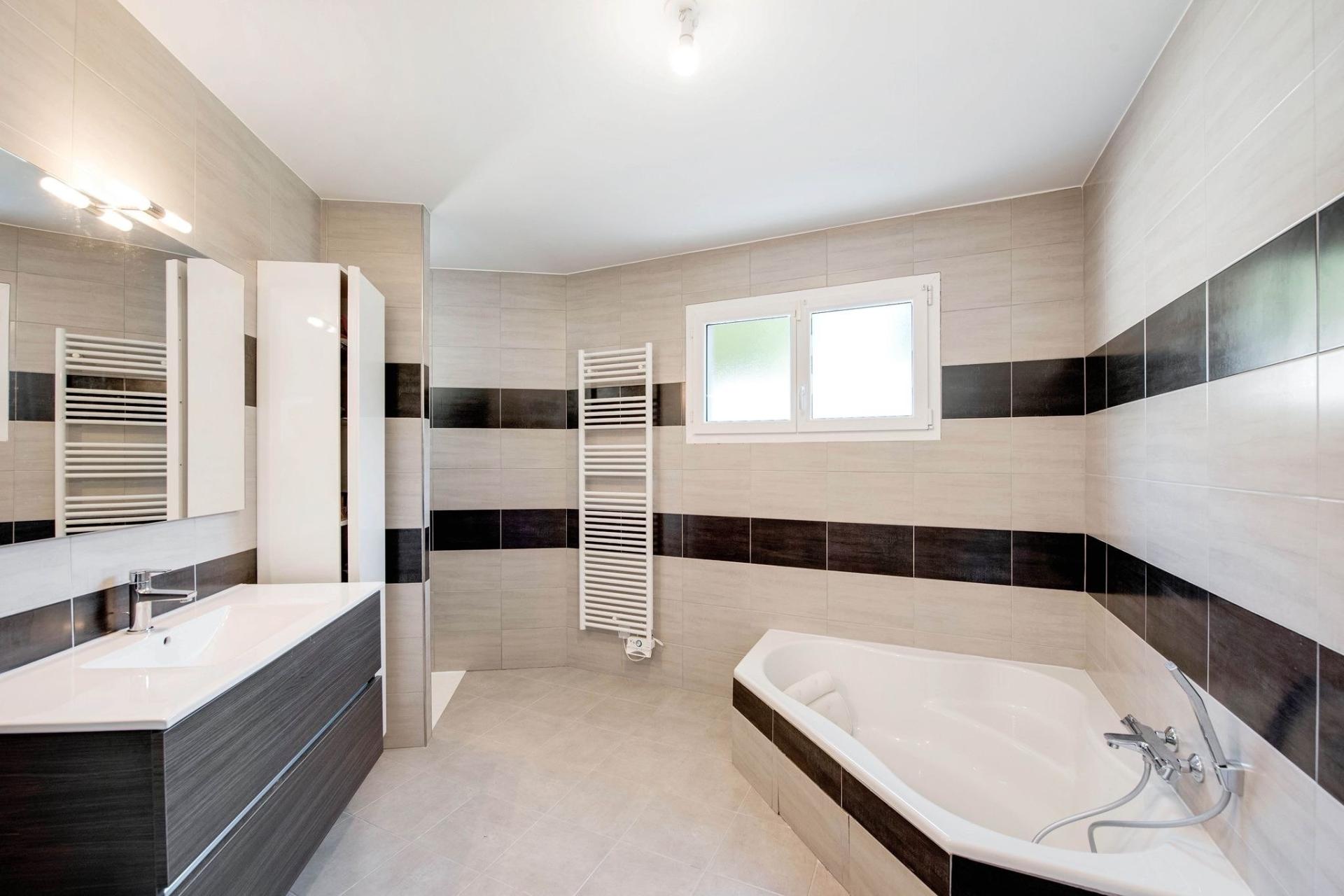 Photo 11 of the listing.