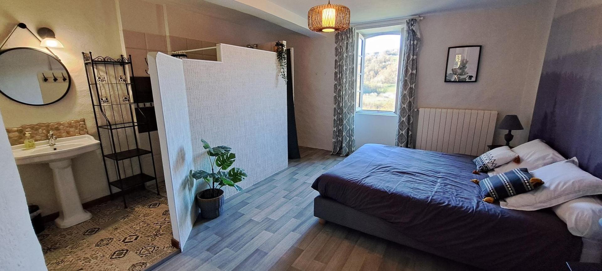 Photo 8 of the listing.