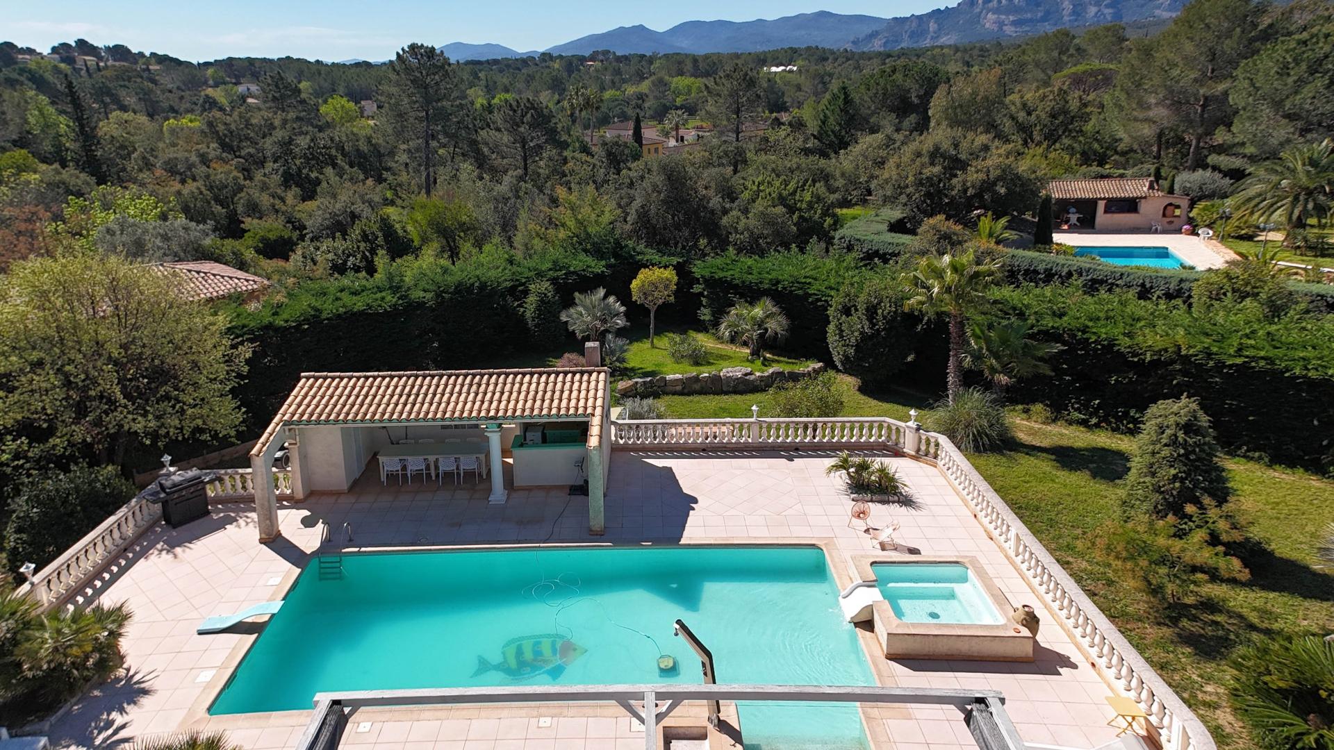 Photo 2 of the listing.