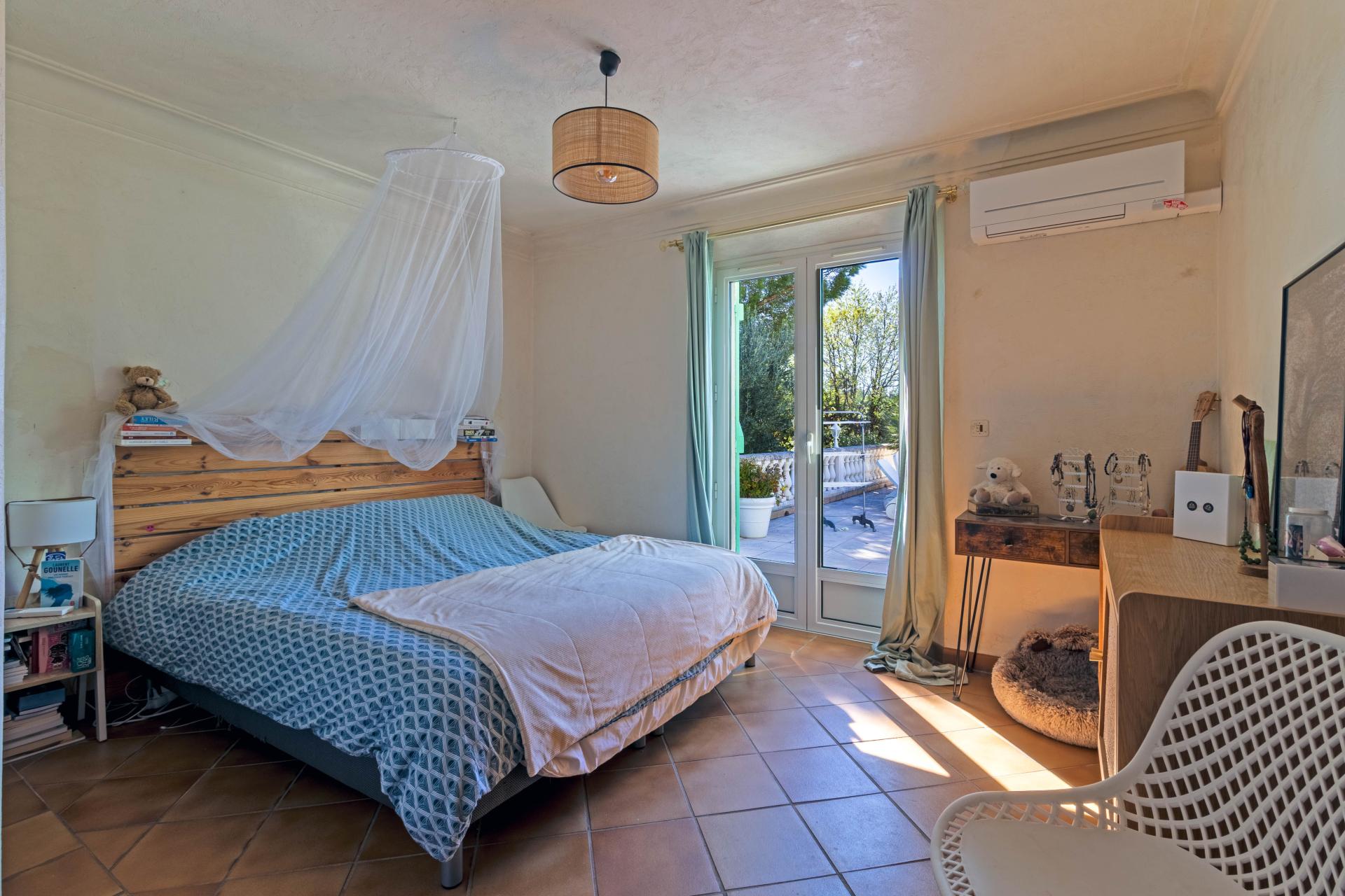 Photo 6 of the listing.