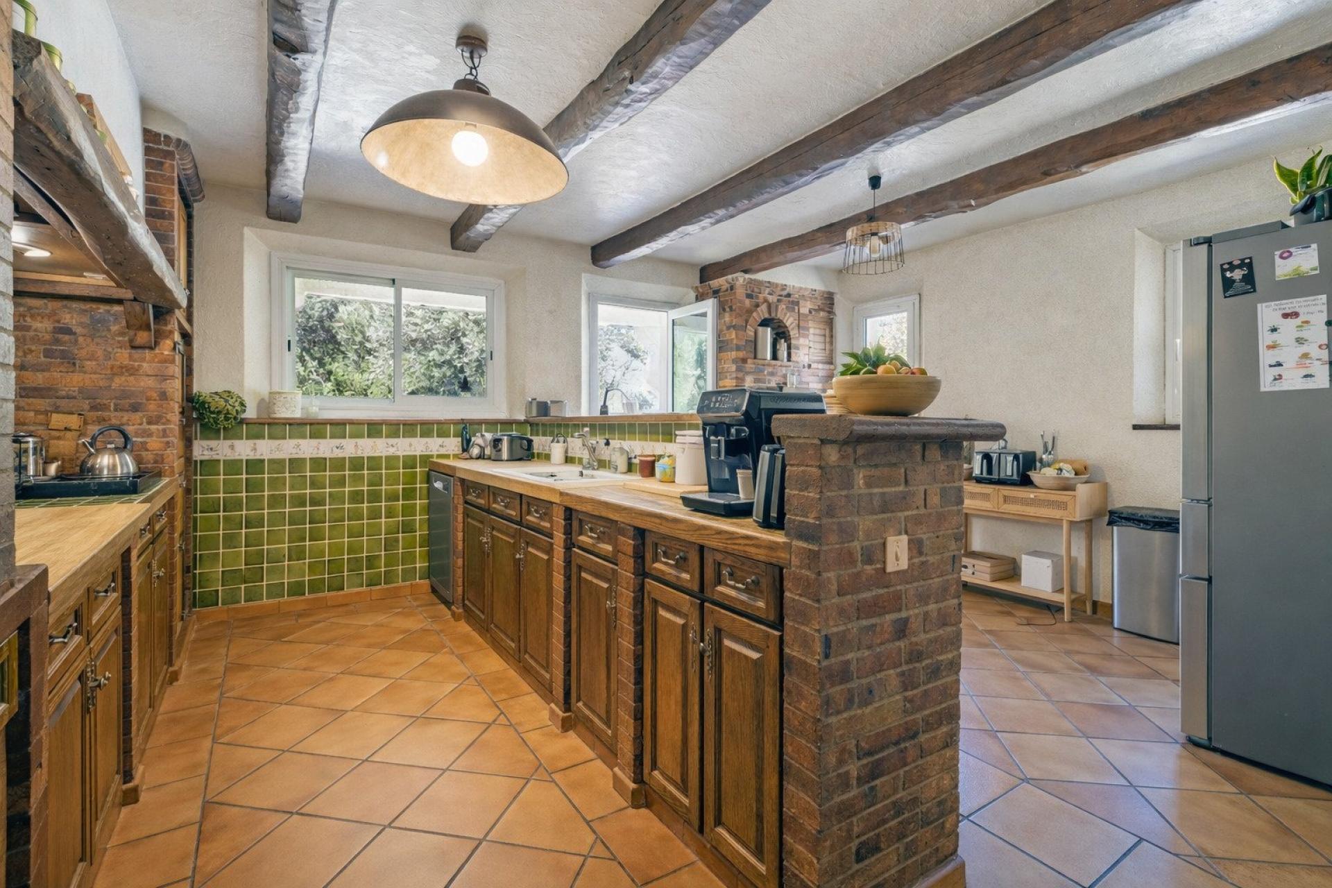 Photo 5 of the listing.