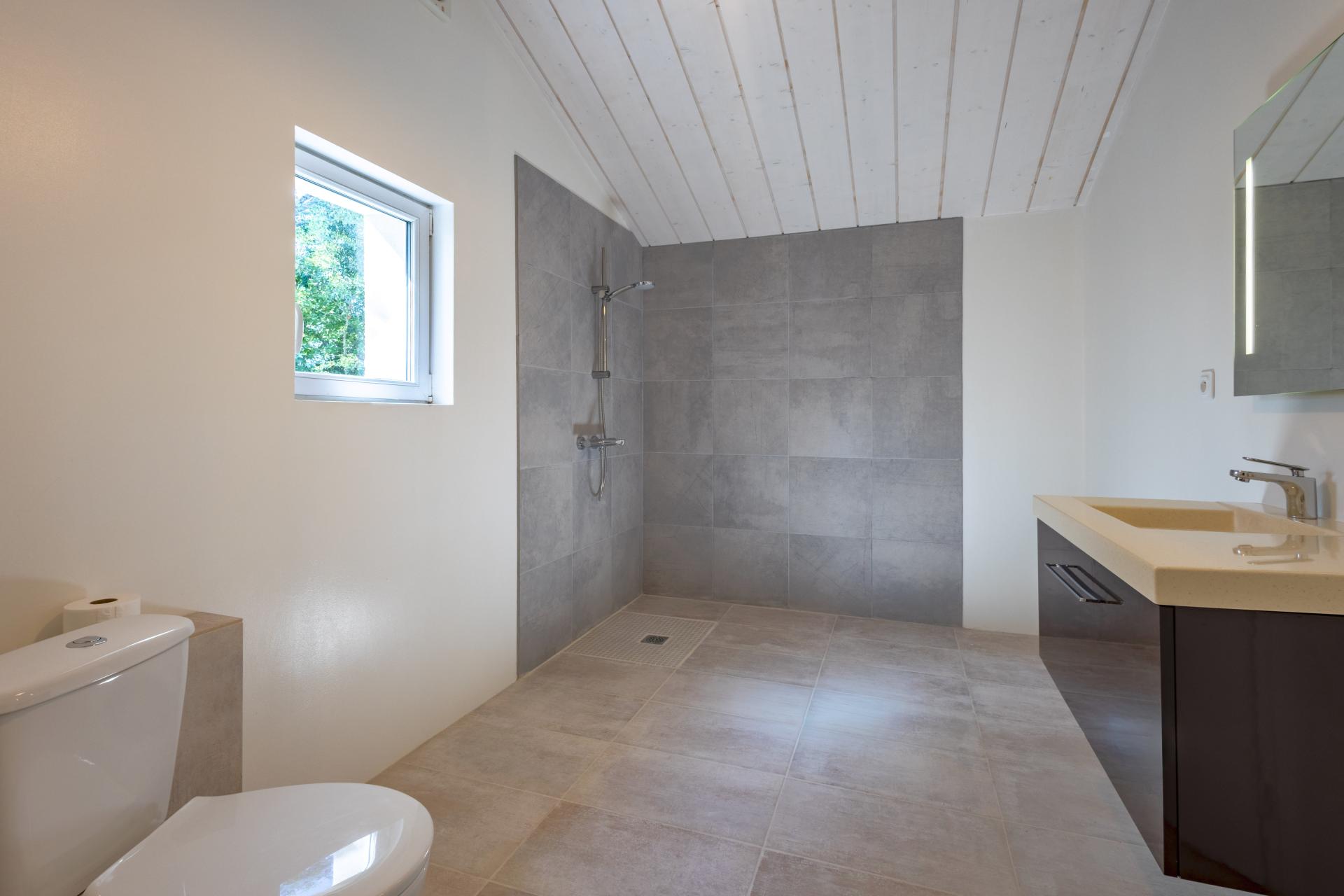 Photo 8 of the listing.