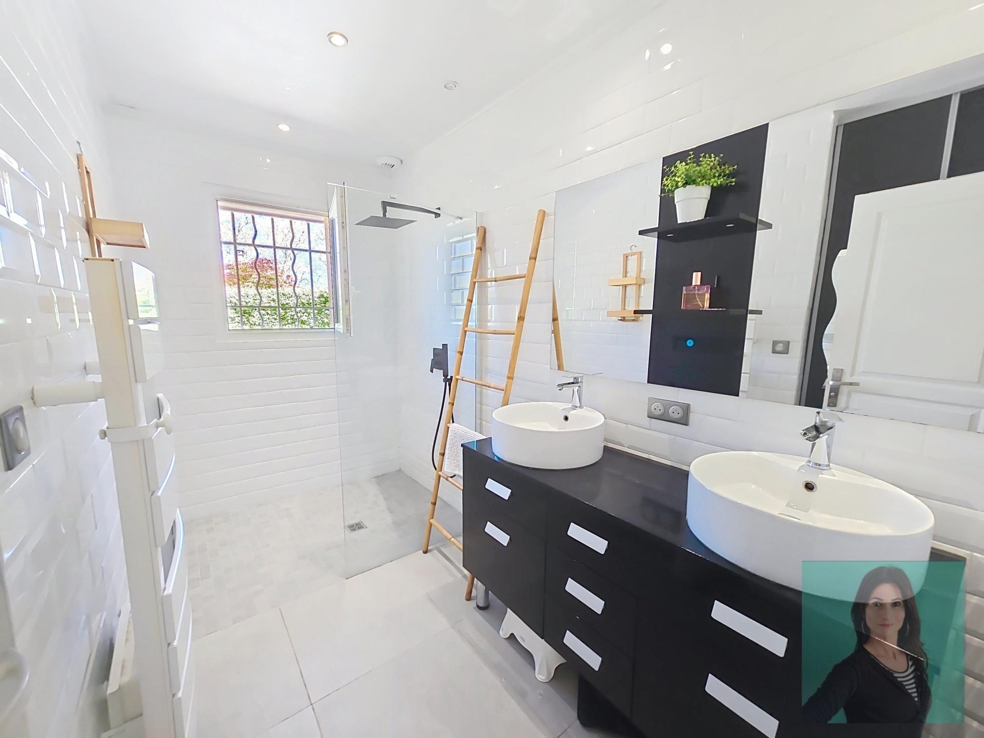 Photo 11 of the listing.