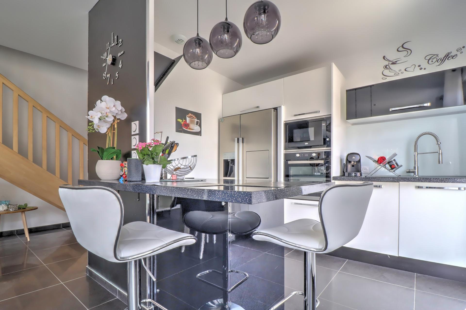 Photo 6 of the listing.