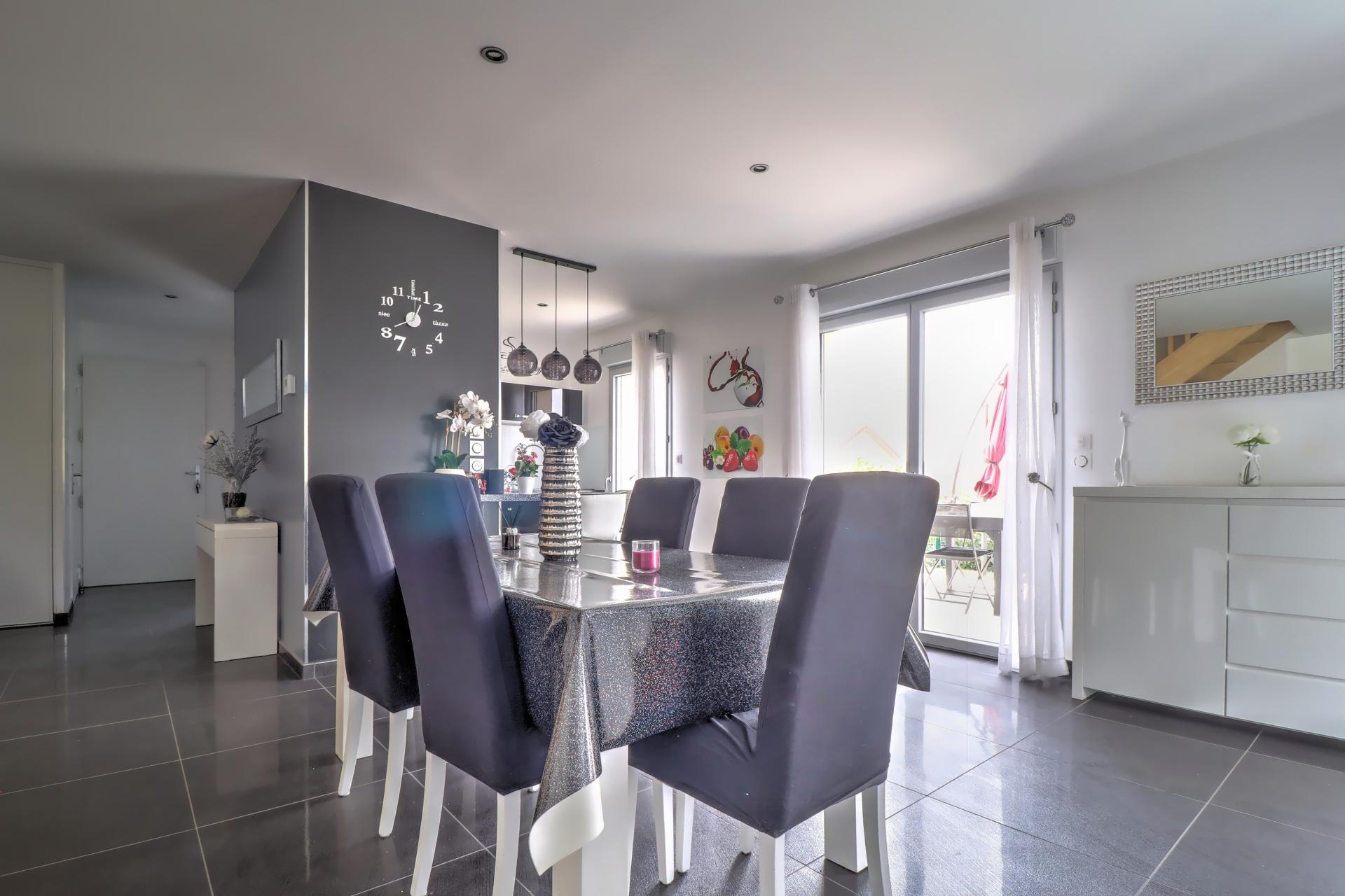 Photo 5 of the listing.