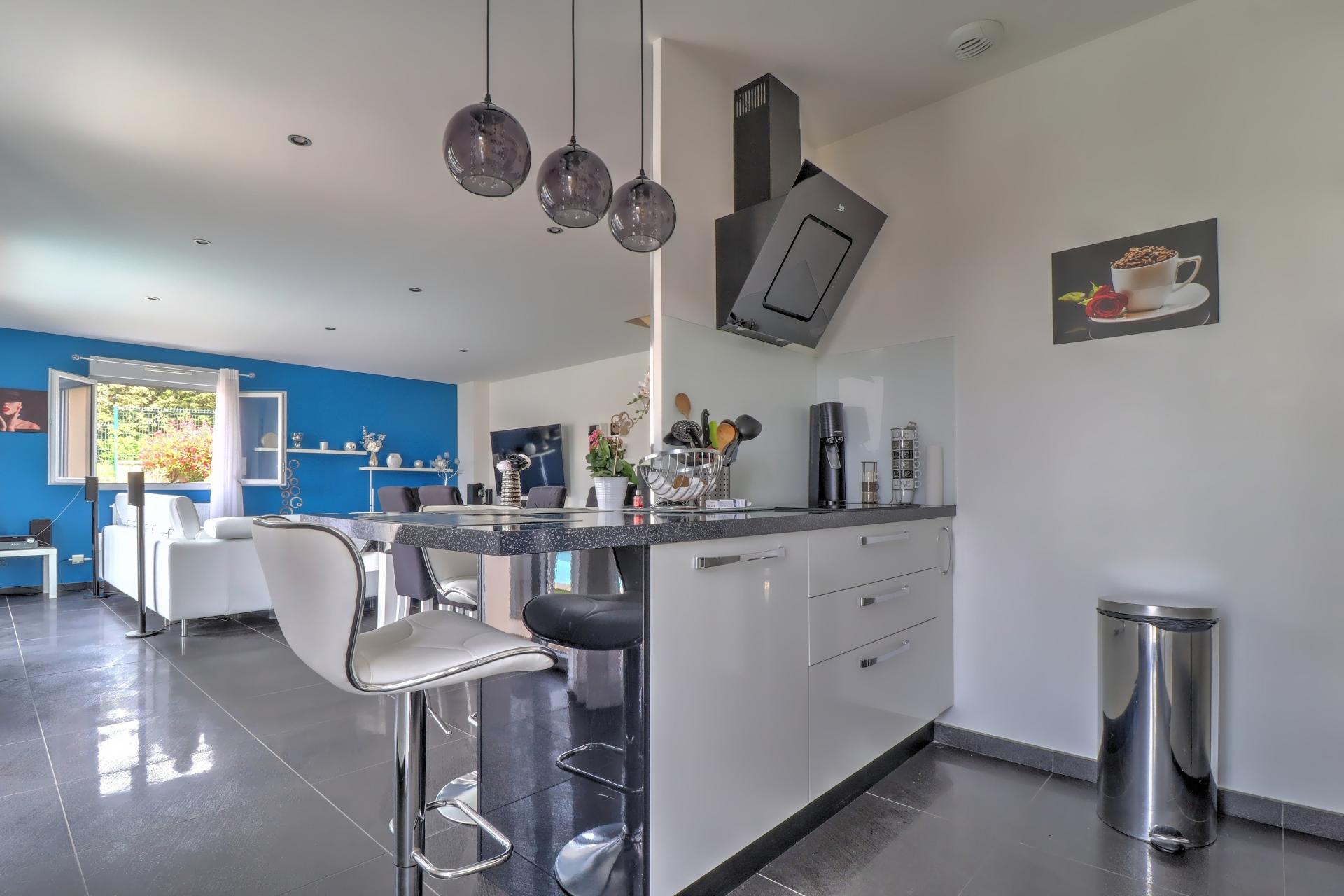 Photo 7 of the listing.