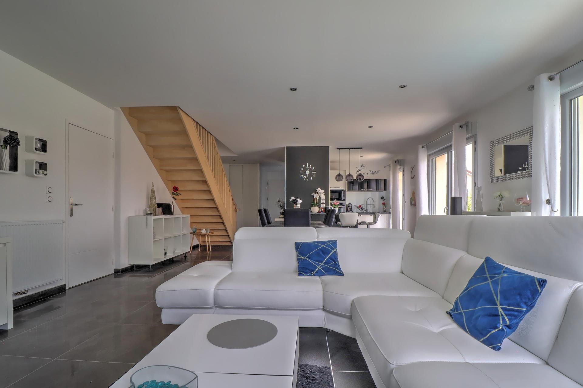 Photo 3 of the listing.