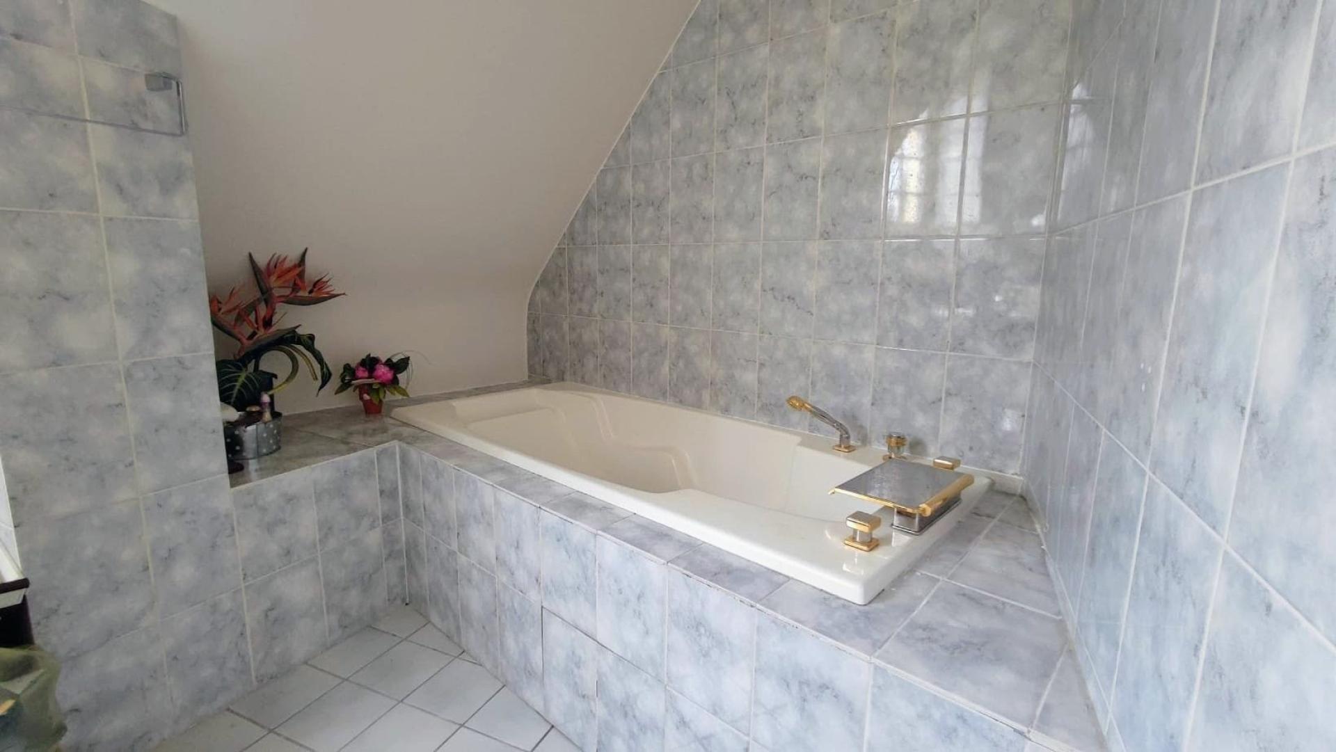 Photo 9 of the listing.