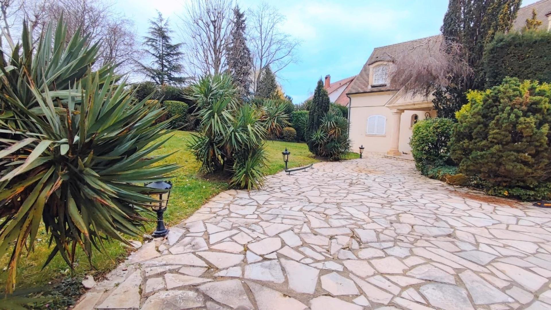 Photo 13 of the listing.