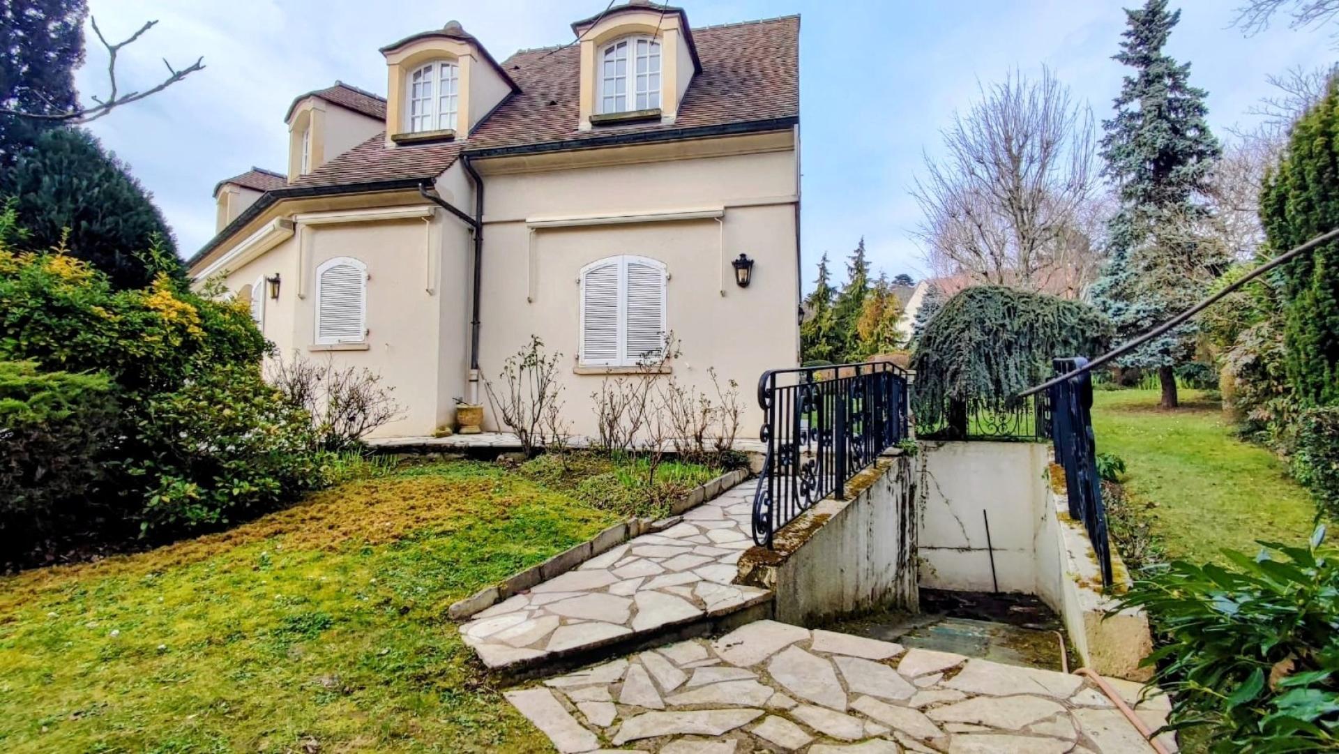 Photo 11 of the listing.